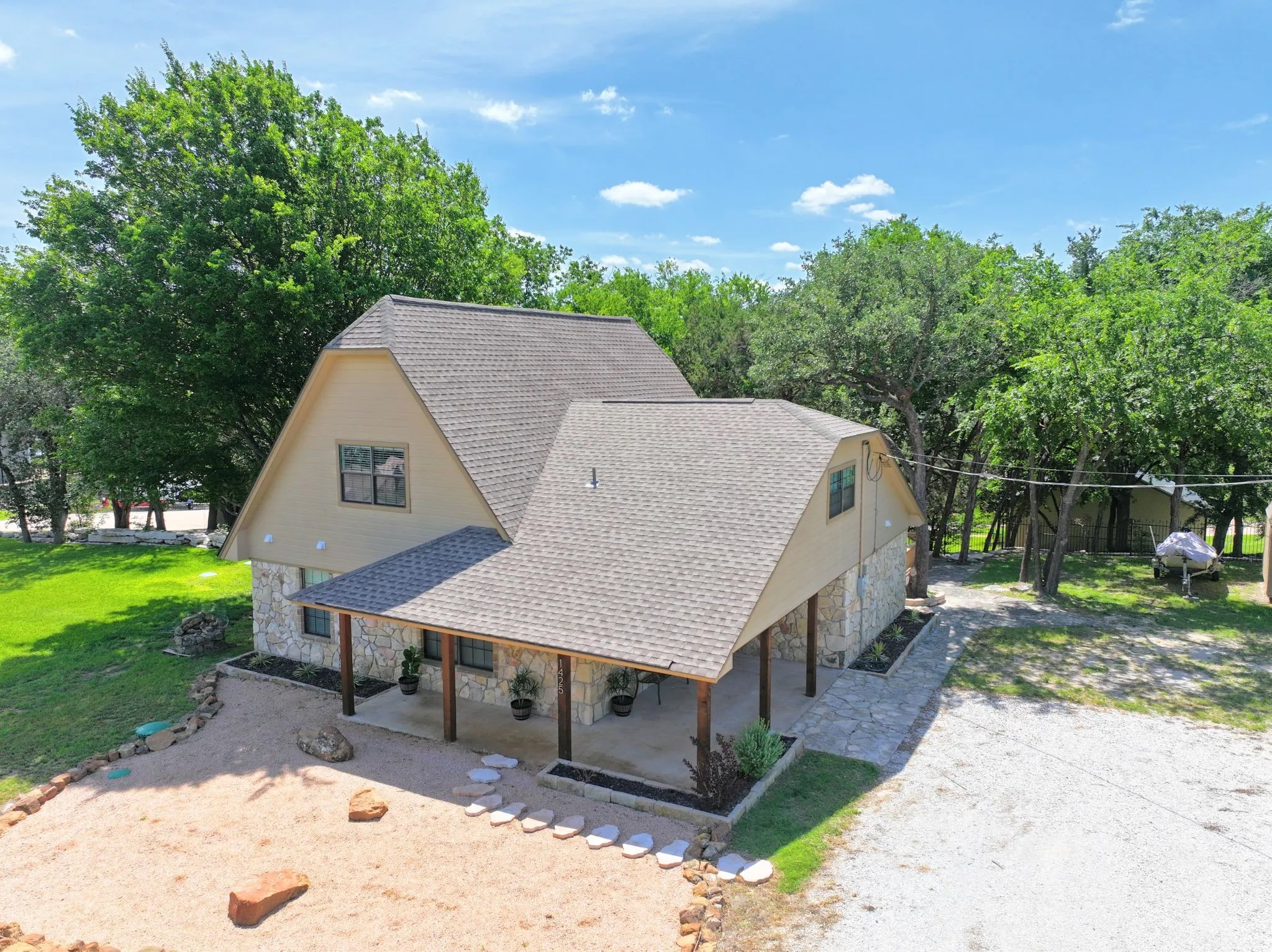 Single Family Residence For Sale in Hood County , 1425 Blackhawk Circle, Granbury, Texas 76048, 3 Bedroom, 2 Bathroom, Garage spaces, 2,000 Sqft, built in 1986, mls#21260887, Real Estate Agent in Granbury, Homes For Sale in Hood county, Homes For Sale in Granbury, Realtor in Granbury Texas, Real Estate Brokerage Independent Realty Texas, Luminita Cordes Realtor