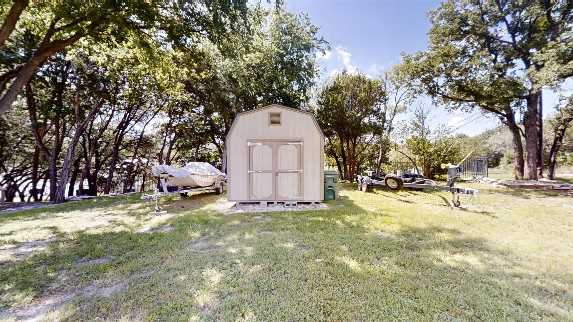 Single Family Residence For Sale in Hood County , 1425 Blackhawk Circle, Granbury, Texas 76048, 3 Bedroom, 2 Bathroom, Garage spaces, 2,000 Sqft, built in 1986, mls#21260887, Real Estate Agent in Granbury, Homes For Sale in Hood county, Homes For Sale in Granbury, Realtor in Granbury Texas, Real Estate Brokerage Independent Realty Texas, Luminita Cordes Realtor