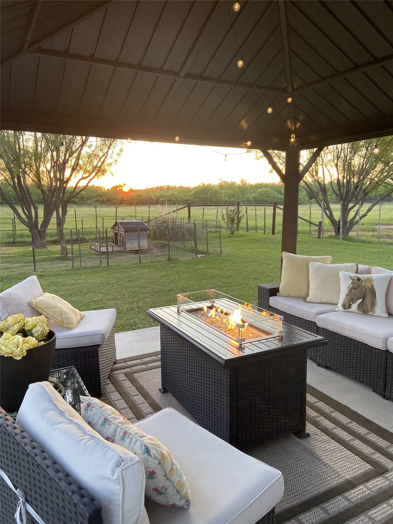 Enjoy the sunrise & sunset under the Pergola. Furniture included