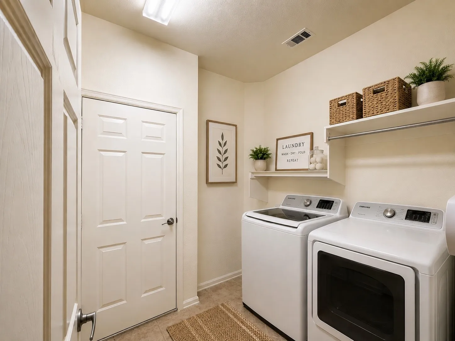 Single Family Residence For Sale in Denton County , 6820 Algarve Drive, Denton, Texas 76210, 3 Bedroom, 2 Bathroom, 2 Garage spaces, 2,015 Sqft, built in 2006, mls#21260841, Real Estate Agent in Denton, Homes For Sale in Denton county, Homes For Sale in Denton, Realtor in Denton Texas, Real Estate Brokerage Independent Realty Texas, Luminita Cordes Realtor