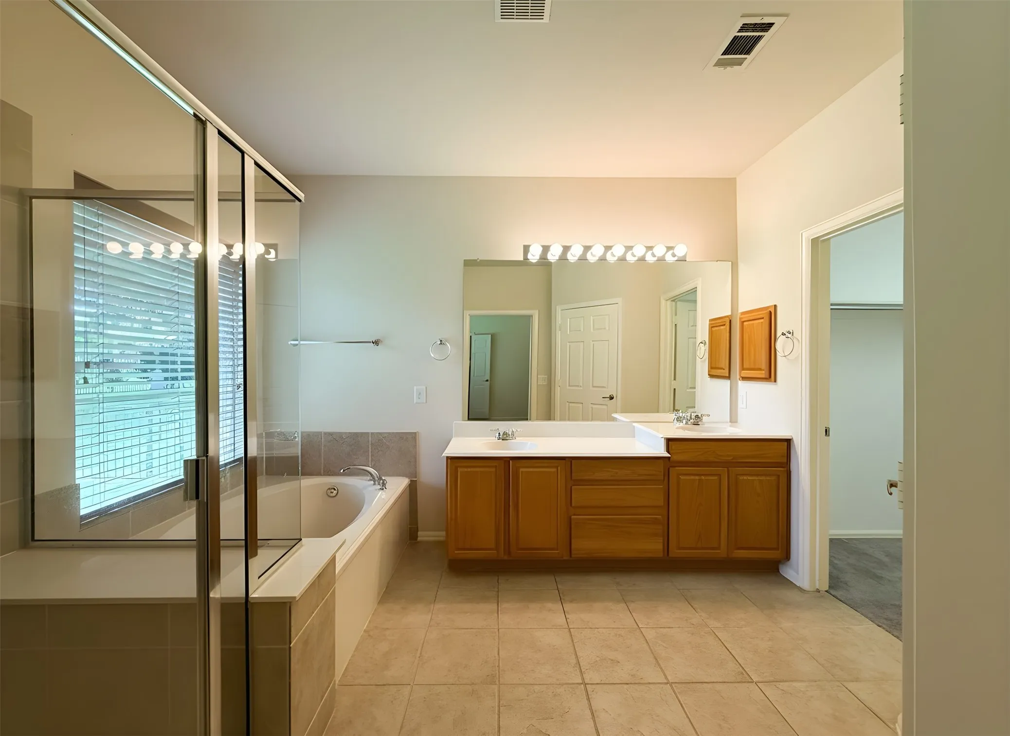 Single Family Residence For Sale in Denton County , 6820 Algarve Drive, Denton, Texas 76210, 3 Bedroom, 2 Bathroom, 2 Garage spaces, 2,015 Sqft, built in 2006, mls#21260841, Real Estate Agent in Denton, Homes For Sale in Denton county, Homes For Sale in Denton, Realtor in Denton Texas, Real Estate Brokerage Independent Realty Texas, Luminita Cordes Realtor