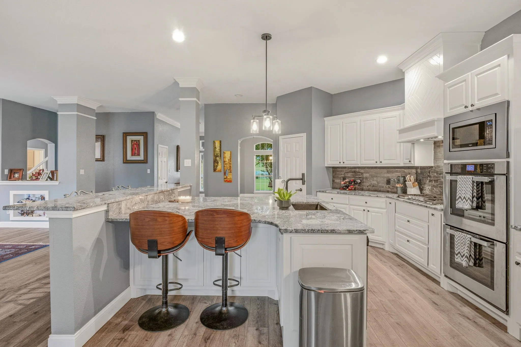 Single Family Residence For Sale in Hood County , 1914 Bentwater Parkway, Granbury, Texas 76049, 5 Bedroom, 5 Bathroom, 3 Garage spaces, 4,006 Sqft, built in 2005, mls#21262262, Real Estate Agent in Granbury, Homes For Sale in Hood county, Homes For Sale in Granbury, Realtor in Granbury Texas, Real Estate Brokerage Independent Realty Texas, Luminita Cordes Realtor