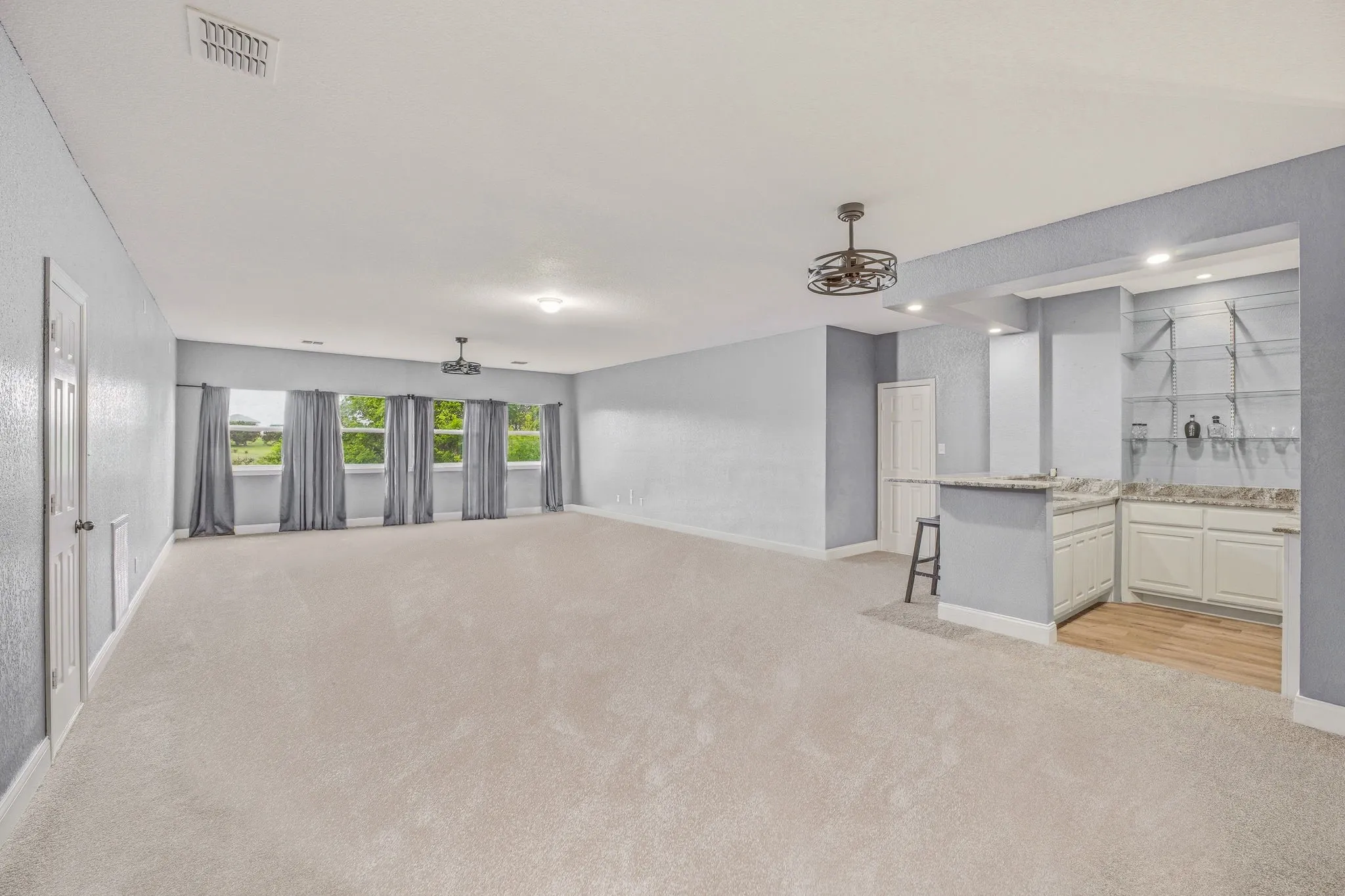 Single Family Residence For Sale in Hood County , 1914 Bentwater Parkway, Granbury, Texas 76049, 5 Bedroom, 5 Bathroom, 3 Garage spaces, 4,006 Sqft, built in 2005, mls#21262262, Real Estate Agent in Granbury, Homes For Sale in Hood county, Homes For Sale in Granbury, Realtor in Granbury Texas, Real Estate Brokerage Independent Realty Texas, Luminita Cordes Realtor