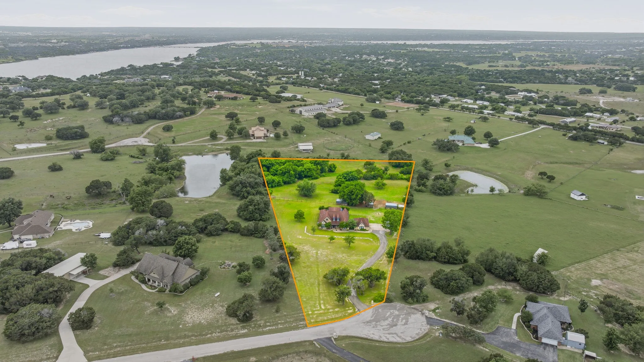 Single Family Residence For Sale in Hood County , 1914 Bentwater Parkway, Granbury, Texas 76049, 5 Bedroom, 5 Bathroom, 3 Garage spaces, 4,006 Sqft, built in 2005, mls#21262262, Real Estate Agent in Granbury, Homes For Sale in Hood county, Homes For Sale in Granbury, Realtor in Granbury Texas, Real Estate Brokerage Independent Realty Texas, Luminita Cordes Realtor