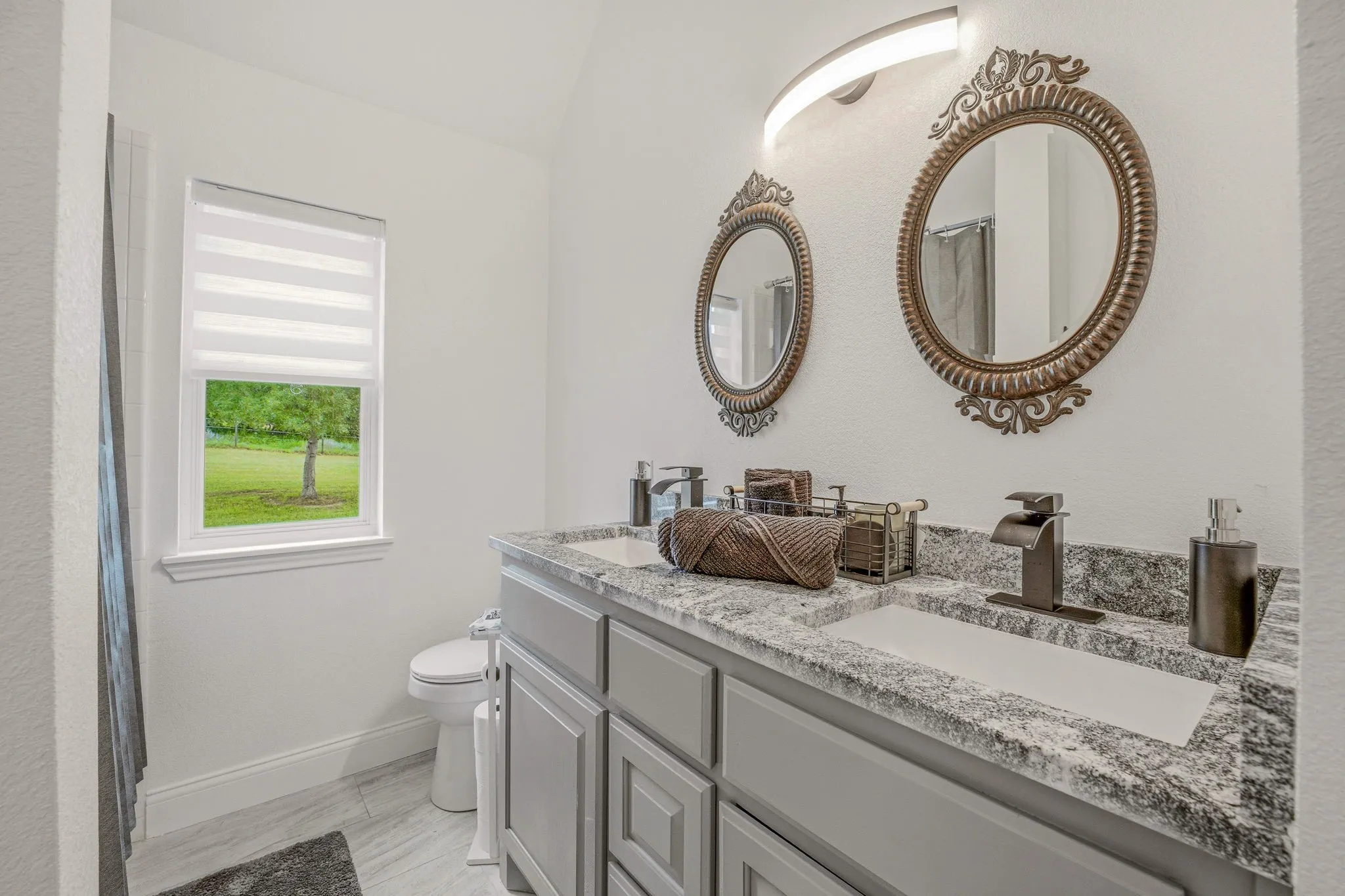 Single Family Residence For Sale in Hood County , 1914 Bentwater Parkway, Granbury, Texas 76049, 5 Bedroom, 5 Bathroom, 3 Garage spaces, 4,006 Sqft, built in 2005, mls#21262262, Real Estate Agent in Granbury, Homes For Sale in Hood county, Homes For Sale in Granbury, Realtor in Granbury Texas, Real Estate Brokerage Independent Realty Texas, Luminita Cordes Realtor