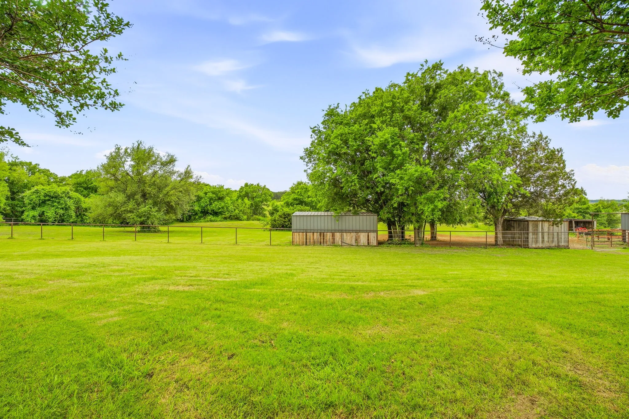 Single Family Residence For Sale in Hood County , 1914 Bentwater Parkway, Granbury, Texas 76049, 5 Bedroom, 5 Bathroom, 3 Garage spaces, 4,006 Sqft, built in 2005, mls#21262262, Real Estate Agent in Granbury, Homes For Sale in Hood county, Homes For Sale in Granbury, Realtor in Granbury Texas, Real Estate Brokerage Independent Realty Texas, Luminita Cordes Realtor