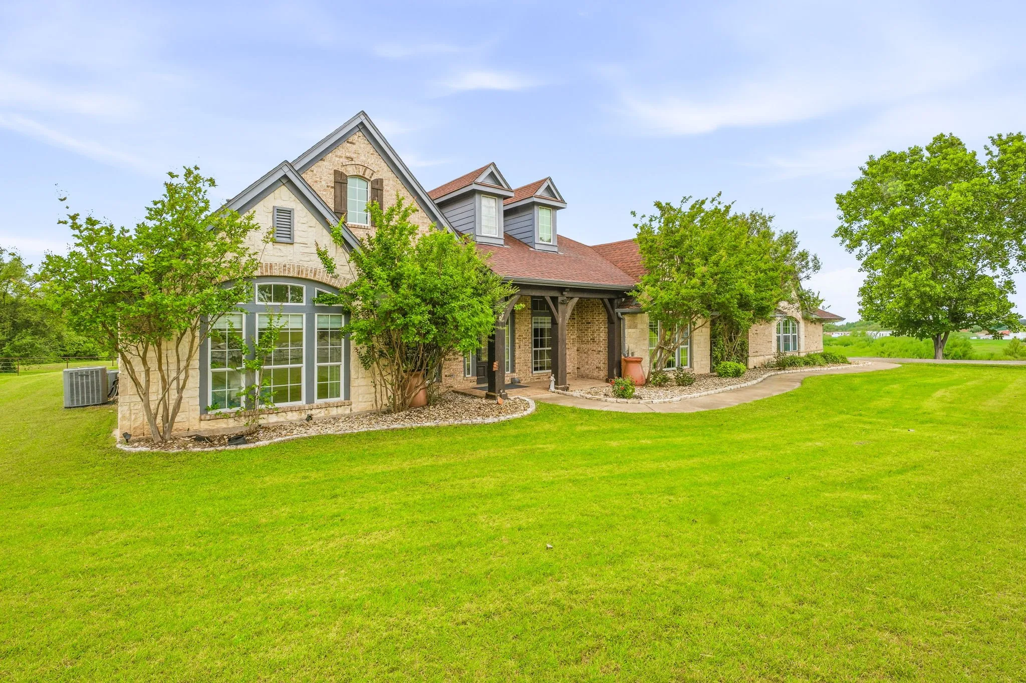 Single Family Residence For Sale in Hood County , 1914 Bentwater Parkway, Granbury, Texas 76049, 5 Bedroom, 5 Bathroom, 3 Garage spaces, 4,006 Sqft, built in 2005, mls#21262262, Real Estate Agent in Granbury, Homes For Sale in Hood county, Homes For Sale in Granbury, Realtor in Granbury Texas, Real Estate Brokerage Independent Realty Texas, Luminita Cordes Realtor