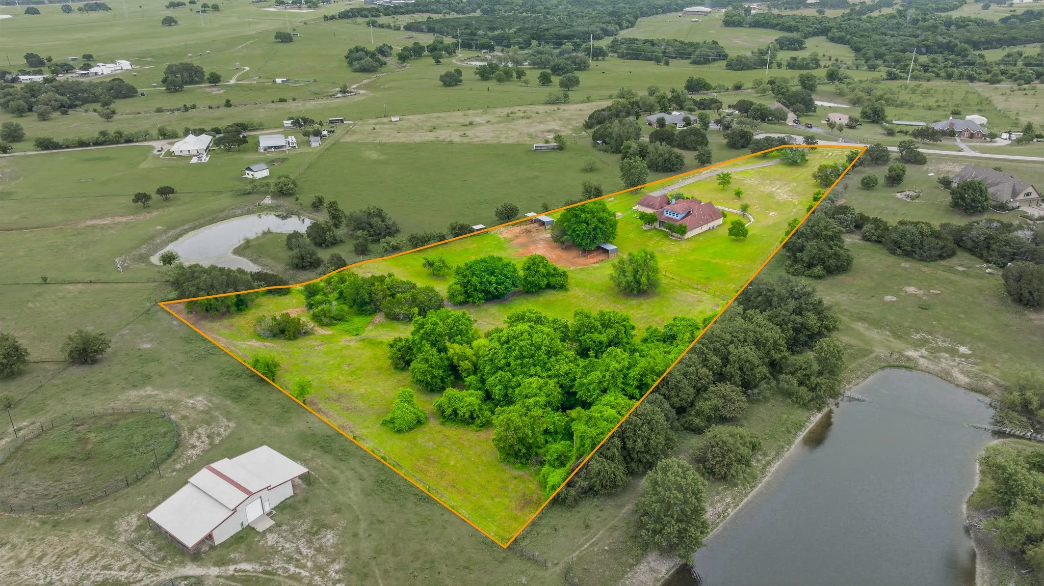 Single Family Residence For Sale in Hood County , 1914 Bentwater Parkway, Granbury, Texas 76049, 5 Bedroom, 5 Bathroom, 3 Garage spaces, 4,006 Sqft, built in 2005, mls#21262262, Real Estate Agent in Granbury, Homes For Sale in Hood county, Homes For Sale in Granbury, Realtor in Granbury Texas, Real Estate Brokerage Independent Realty Texas, Luminita Cordes Realtor