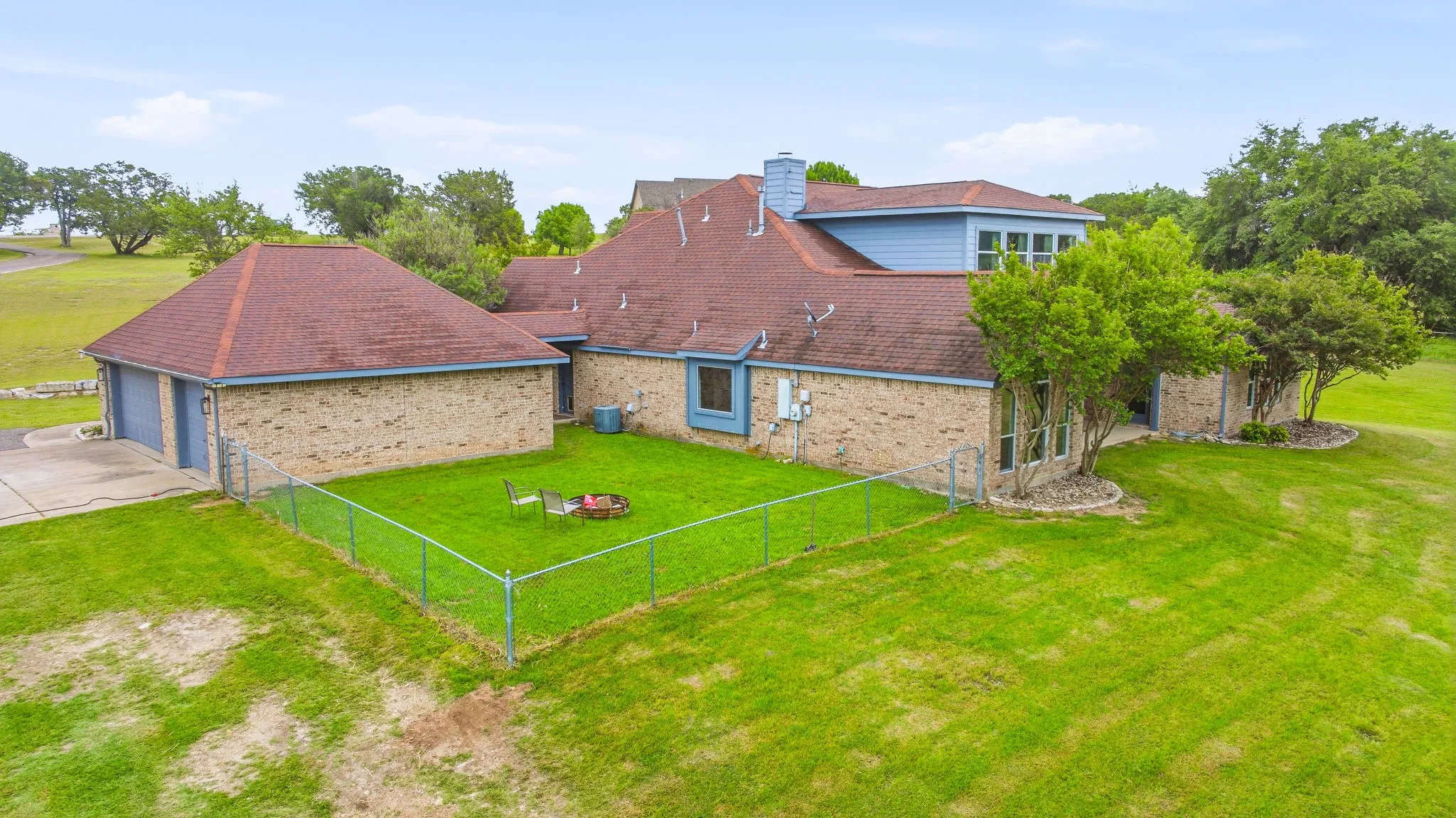 Single Family Residence For Sale in Hood County , 1914 Bentwater Parkway, Granbury, Texas 76049, 5 Bedroom, 5 Bathroom, 3 Garage spaces, 4,006 Sqft, built in 2005, mls#21262262, Real Estate Agent in Granbury, Homes For Sale in Hood county, Homes For Sale in Granbury, Realtor in Granbury Texas, Real Estate Brokerage Independent Realty Texas, Luminita Cordes Realtor