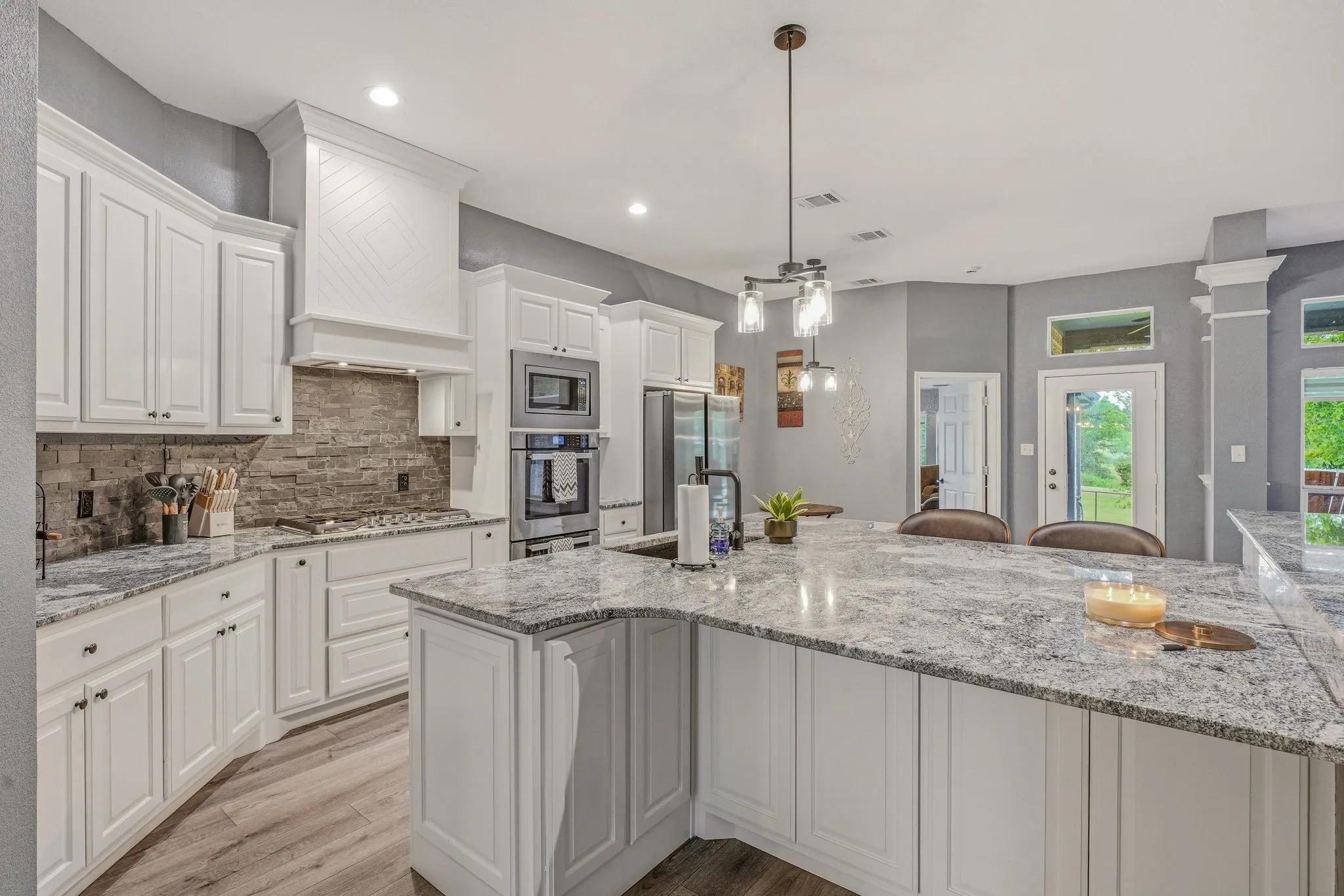 Single Family Residence For Sale in Hood County , 1914 Bentwater Parkway, Granbury, Texas 76049, 5 Bedroom, 5 Bathroom, 3 Garage spaces, 4,006 Sqft, built in 2005, mls#21262262, Real Estate Agent in Granbury, Homes For Sale in Hood county, Homes For Sale in Granbury, Realtor in Granbury Texas, Real Estate Brokerage Independent Realty Texas, Luminita Cordes Realtor