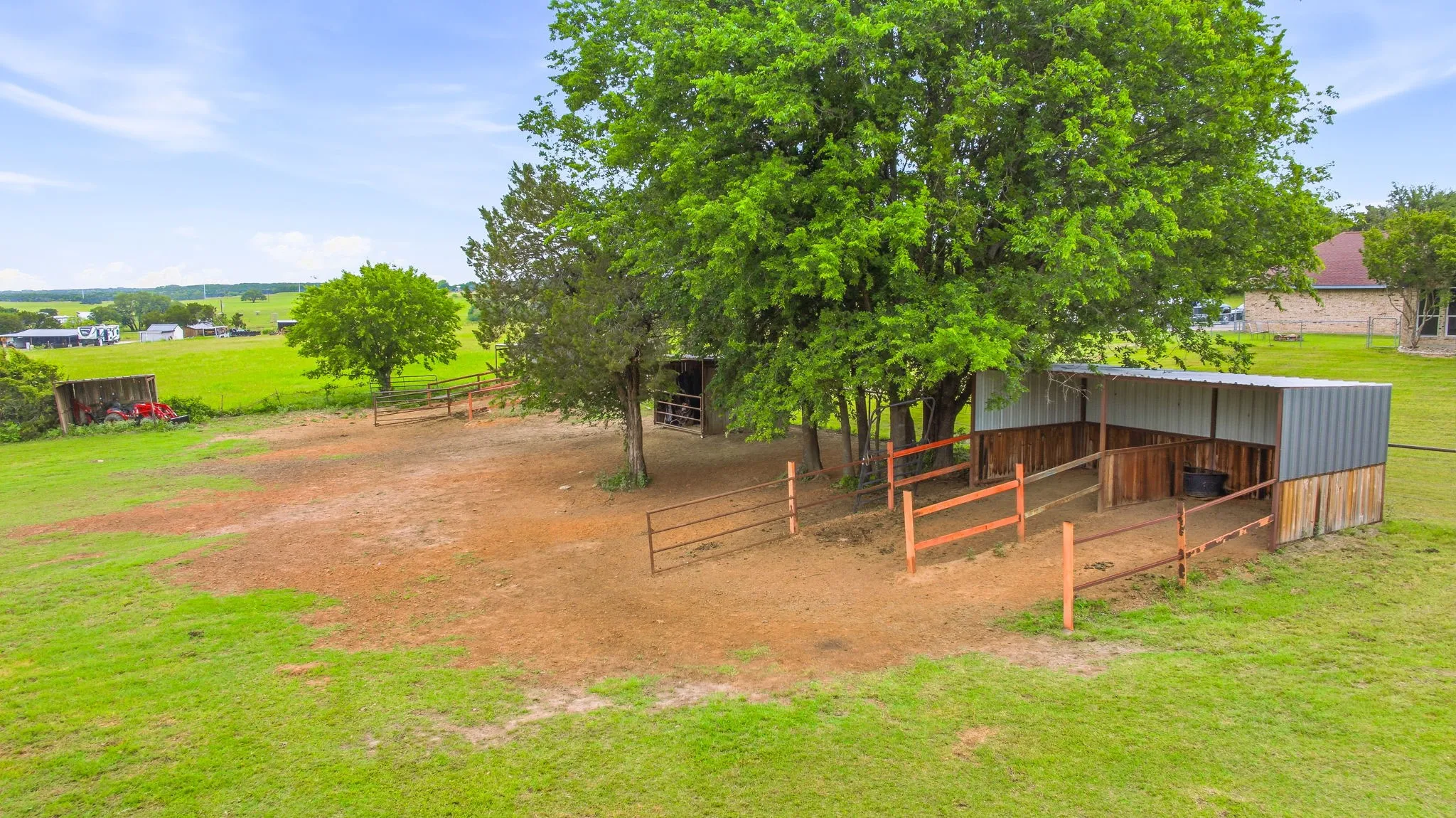 Single Family Residence For Sale in Hood County , 1914 Bentwater Parkway, Granbury, Texas 76049, 5 Bedroom, 5 Bathroom, 3 Garage spaces, 4,006 Sqft, built in 2005, mls#21262262, Real Estate Agent in Granbury, Homes For Sale in Hood county, Homes For Sale in Granbury, Realtor in Granbury Texas, Real Estate Brokerage Independent Realty Texas, Luminita Cordes Realtor