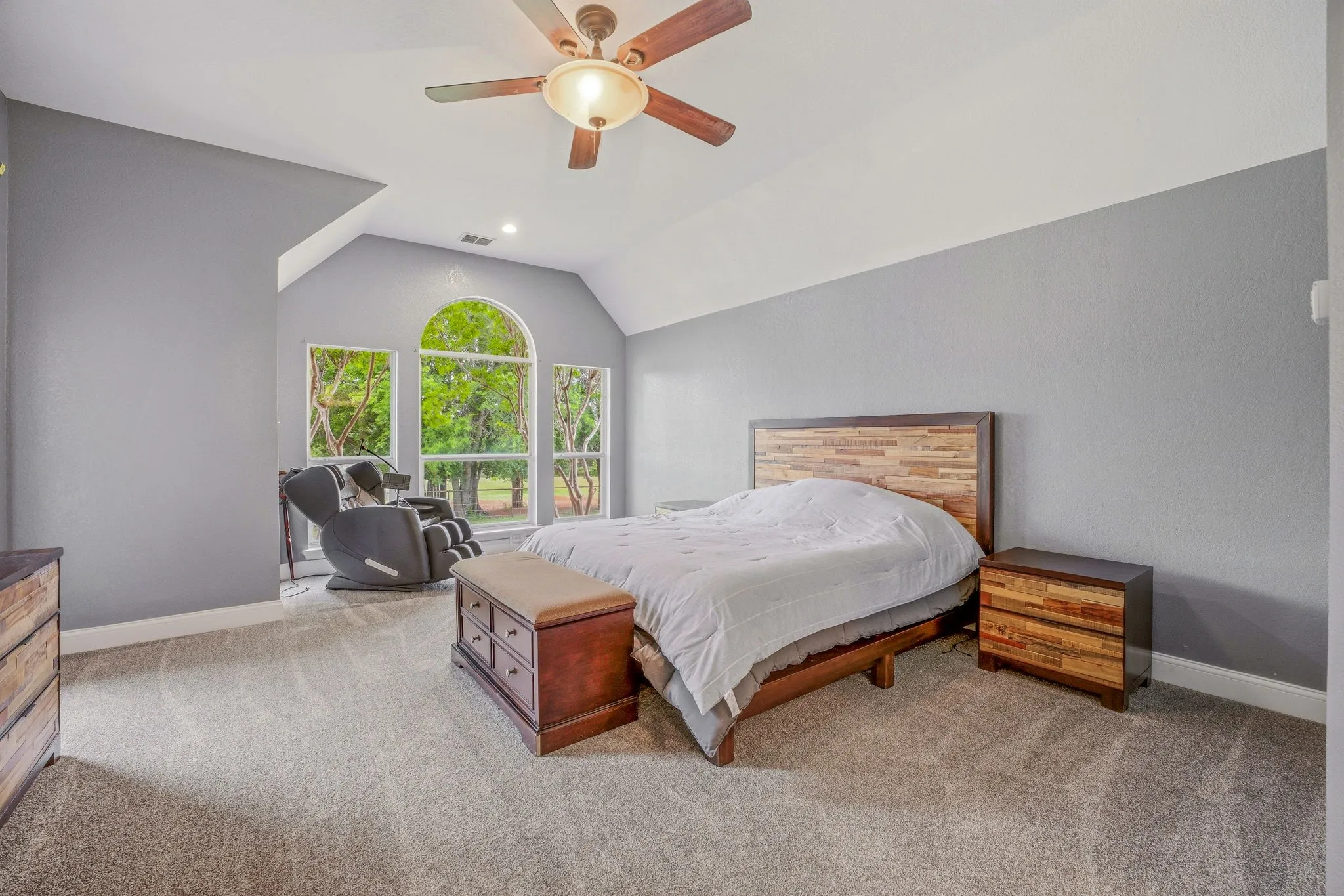 Single Family Residence For Sale in Hood County , 1914 Bentwater Parkway, Granbury, Texas 76049, 5 Bedroom, 5 Bathroom, 3 Garage spaces, 4,006 Sqft, built in 2005, mls#21262262, Real Estate Agent in Granbury, Homes For Sale in Hood county, Homes For Sale in Granbury, Realtor in Granbury Texas, Real Estate Brokerage Independent Realty Texas, Luminita Cordes Realtor