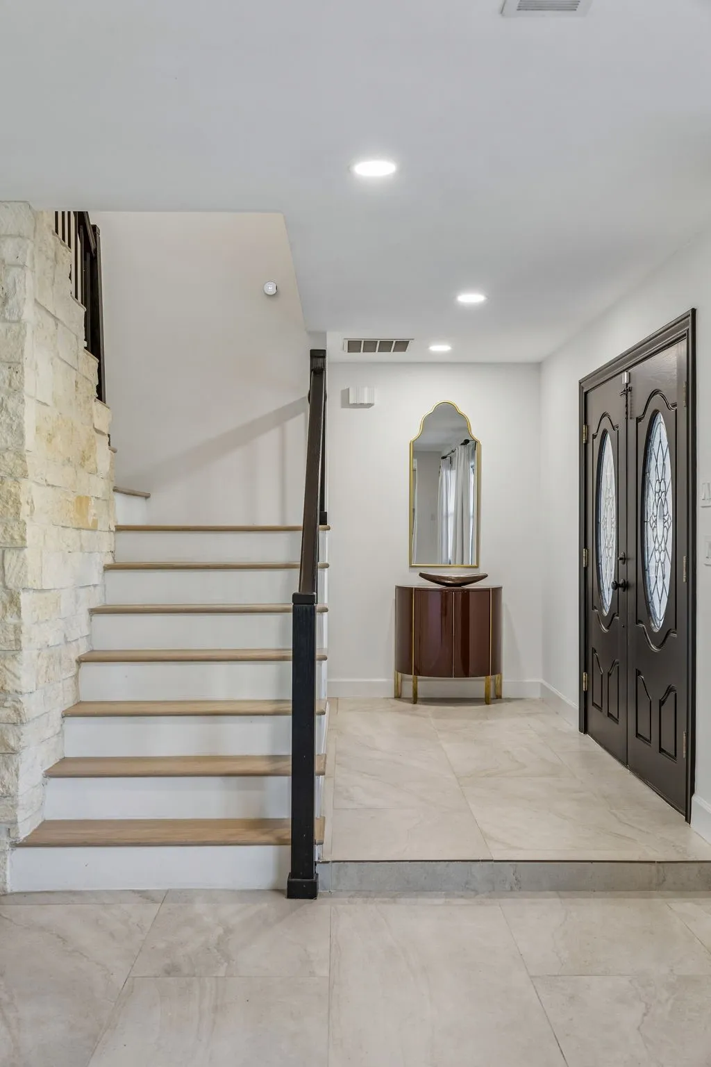 Single Family Residence For Sale in Dallas County , 1334 El Patio Drive, Dallas, Texas 75218, 4 Bedroom, 4 Bathroom, 2 Garage spaces, 3,358 Sqft, built in 2004, mls#21263506, Real Estate Agent in Dallas, Homes For Sale in Dallas county, Homes For Sale in Dallas, Realtor in Dallas Texas, Real Estate Brokerage Independent Realty Texas, Luminita Cordes Realtor