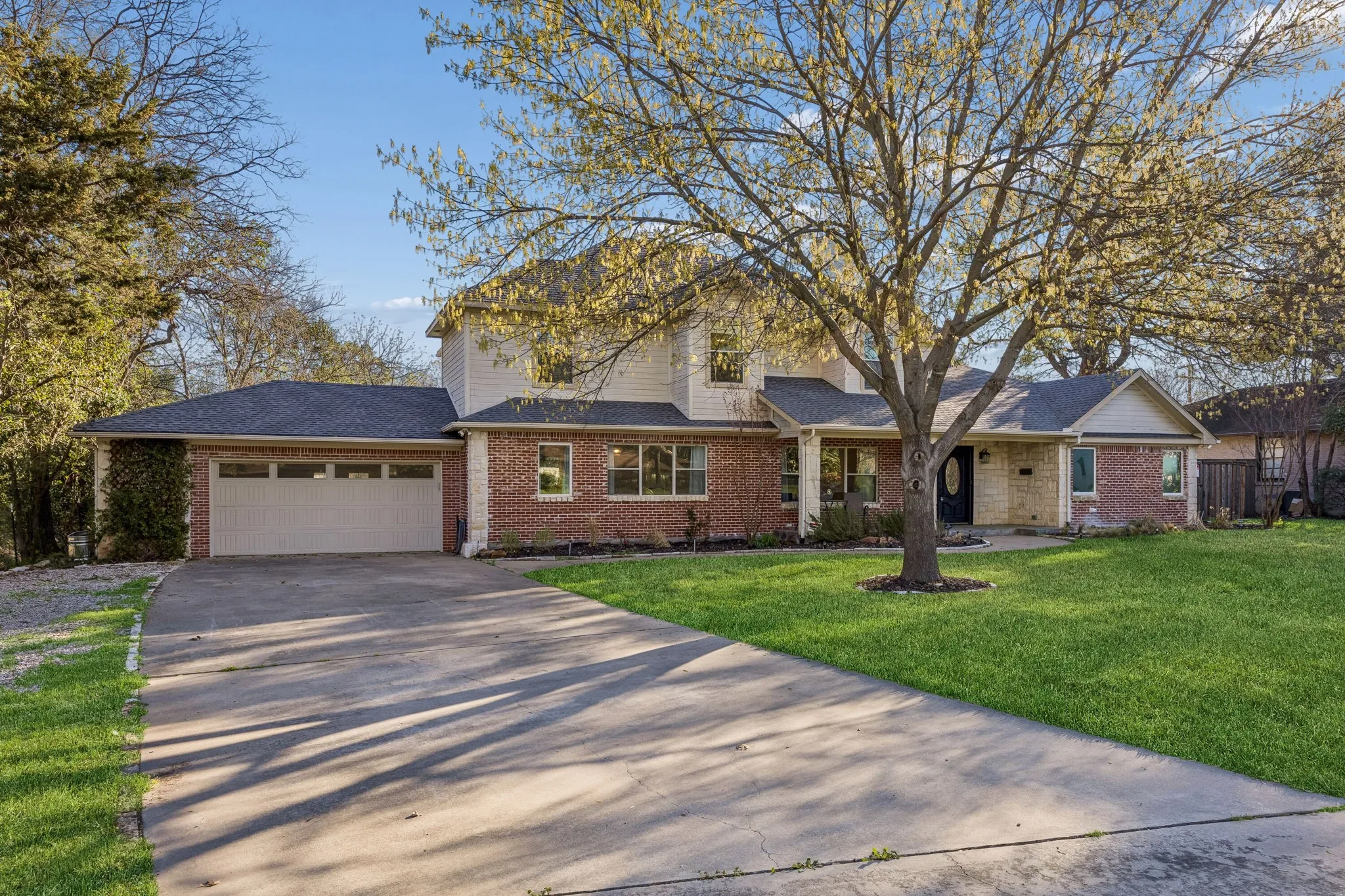 Single Family Residence For Sale in Dallas County , 1334 El Patio Drive, Dallas, Texas 75218, 4 Bedroom, 4 Bathroom, 2 Garage spaces, 3,358 Sqft, built in 2004, mls#21263506, Real Estate Agent in Dallas, Homes For Sale in Dallas county, Homes For Sale in Dallas, Realtor in Dallas Texas, Real Estate Brokerage Independent Realty Texas, Luminita Cordes Realtor