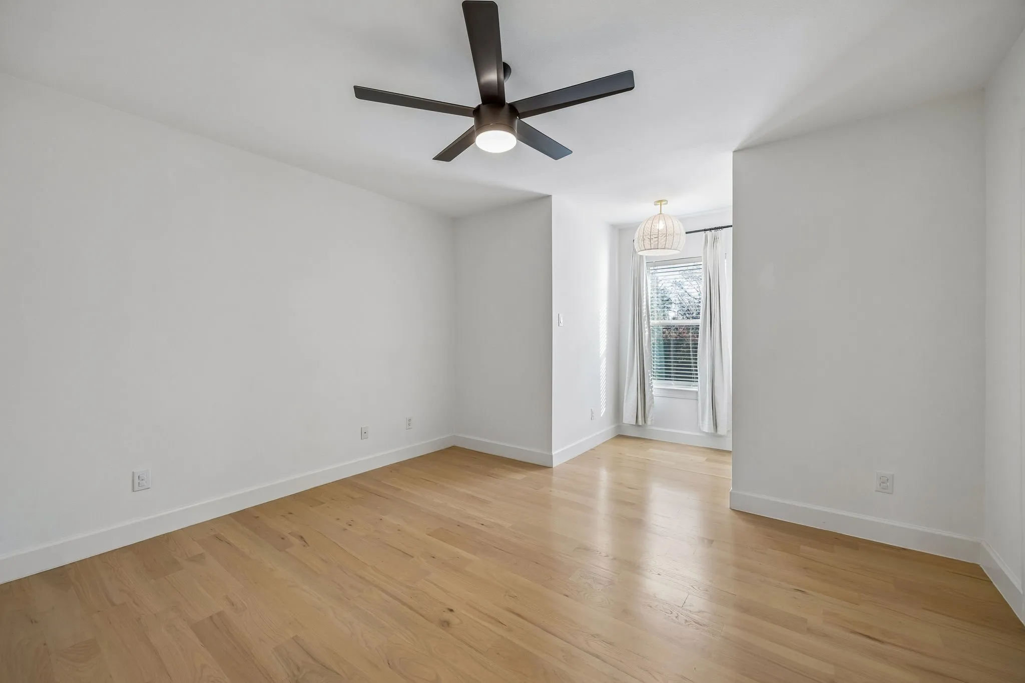 Single Family Residence For Sale in Dallas County , 1334 El Patio Drive, Dallas, Texas 75218, 4 Bedroom, 4 Bathroom, 2 Garage spaces, 3,358 Sqft, built in 2004, mls#21263506, Real Estate Agent in Dallas, Homes For Sale in Dallas county, Homes For Sale in Dallas, Realtor in Dallas Texas, Real Estate Brokerage Independent Realty Texas, Luminita Cordes Realtor