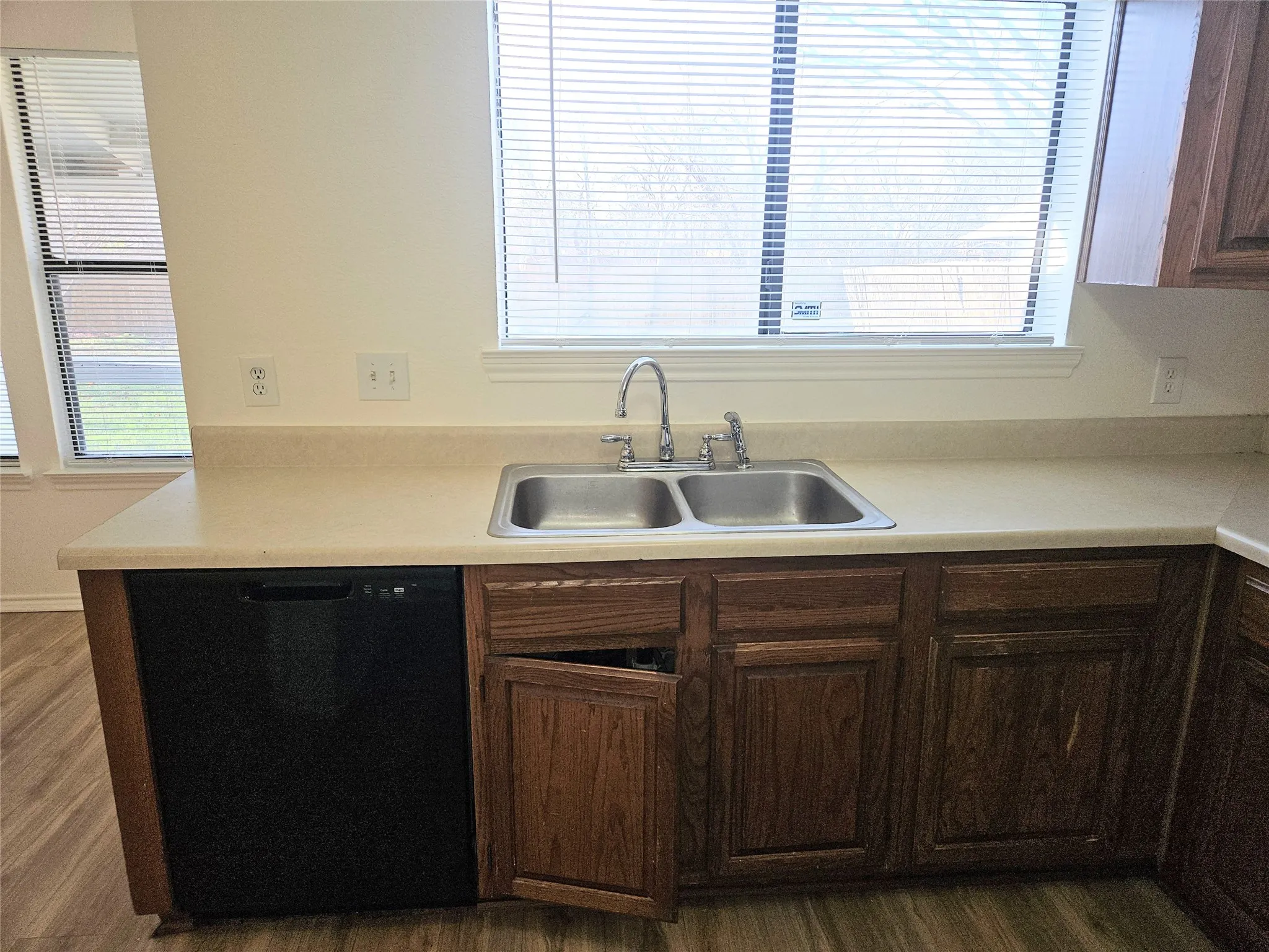 Single Family Residence For Rent in Tarrant County , 4730 Waxwing Drive, Arlington, Texas 76018, 3 Bedrooms, 3 Bathrooms, 2 Garage spaces, 1,649 Sqft, built in 1986, Price $2,195, mls#21263591, Real Estate Agent in Arlington, Homes For Rent in Tarrant county, Homes For Rent in Arlington, Realtor in Arlington Texas, Real Estate Brokerage Independent Realty Texas, Luminita Cordes Realtor