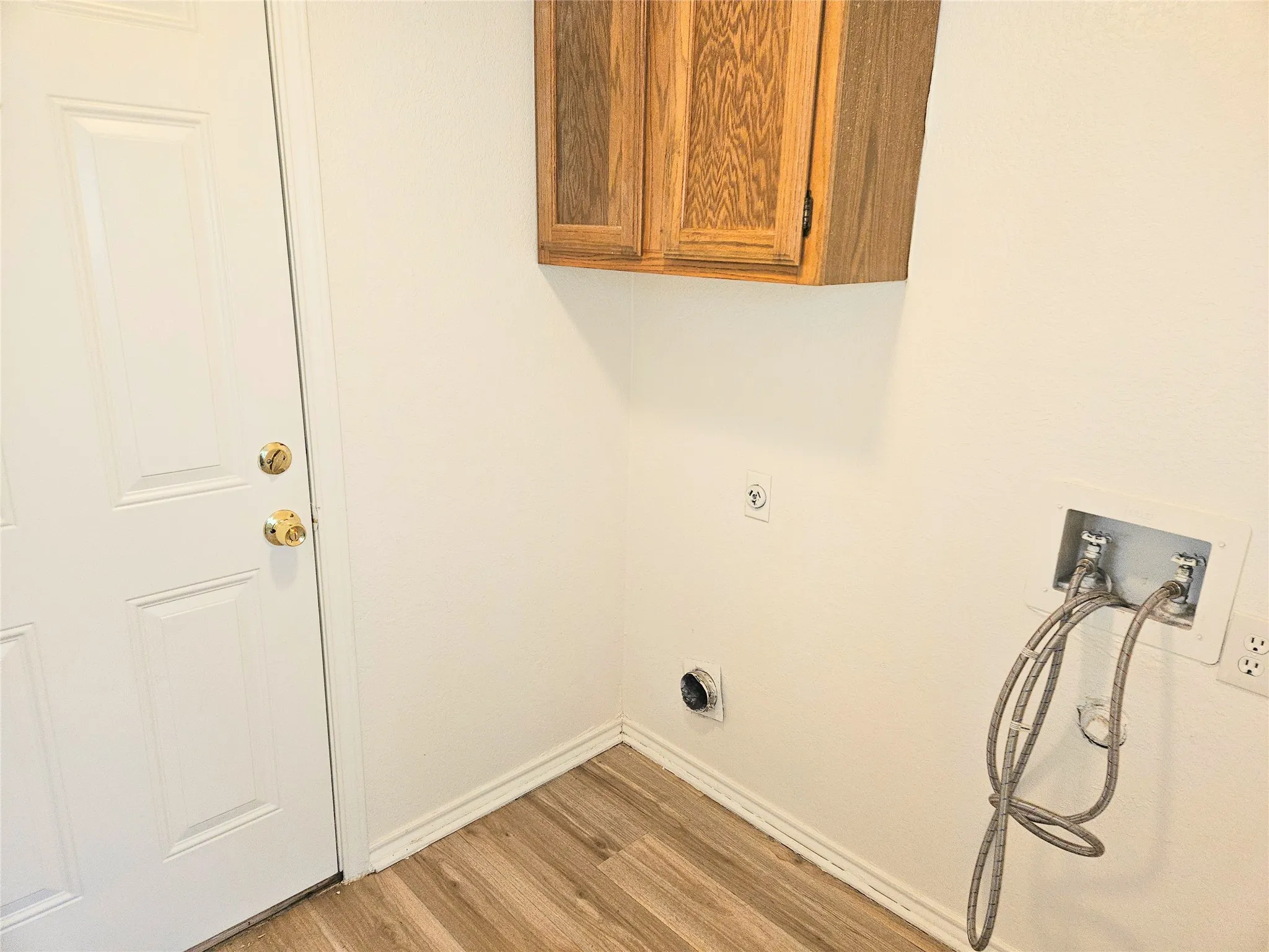 Single Family Residence For Rent in Tarrant County , 4730 Waxwing Drive, Arlington, Texas 76018, 3 Bedrooms, 3 Bathrooms, 2 Garage spaces, 1,649 Sqft, built in 1986, Price $2,195, mls#21263591, Real Estate Agent in Arlington, Homes For Rent in Tarrant county, Homes For Rent in Arlington, Realtor in Arlington Texas, Real Estate Brokerage Independent Realty Texas, Luminita Cordes Realtor