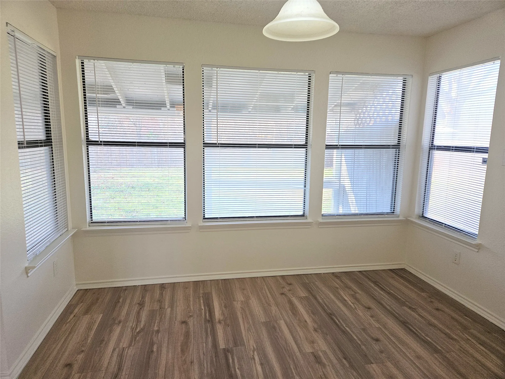 Single Family Residence For Rent in Tarrant County , 4730 Waxwing Drive, Arlington, Texas 76018, 3 Bedrooms, 3 Bathrooms, 2 Garage spaces, 1,649 Sqft, built in 1986, Price $2,195, mls#21263591, Real Estate Agent in Arlington, Homes For Rent in Tarrant county, Homes For Rent in Arlington, Realtor in Arlington Texas, Real Estate Brokerage Independent Realty Texas, Luminita Cordes Realtor