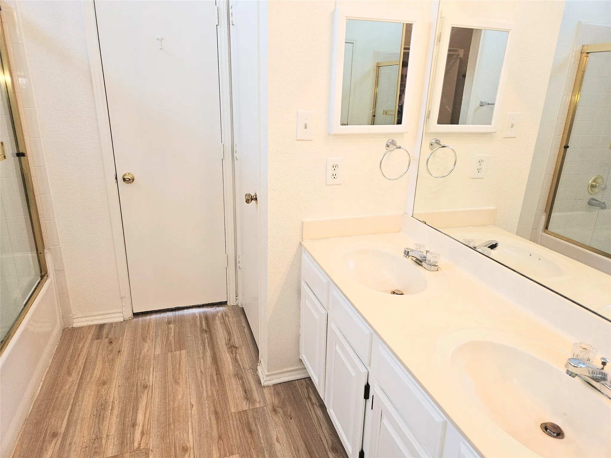 Single Family Residence For Rent in Tarrant County , 4730 Waxwing Drive, Arlington, Texas 76018, 3 Bedrooms, 3 Bathrooms, 2 Garage spaces, 1,649 Sqft, built in 1986, Price $2,195, mls#21263591, Real Estate Agent in Arlington, Homes For Rent in Tarrant county, Homes For Rent in Arlington, Realtor in Arlington Texas, Real Estate Brokerage Independent Realty Texas, Luminita Cordes Realtor