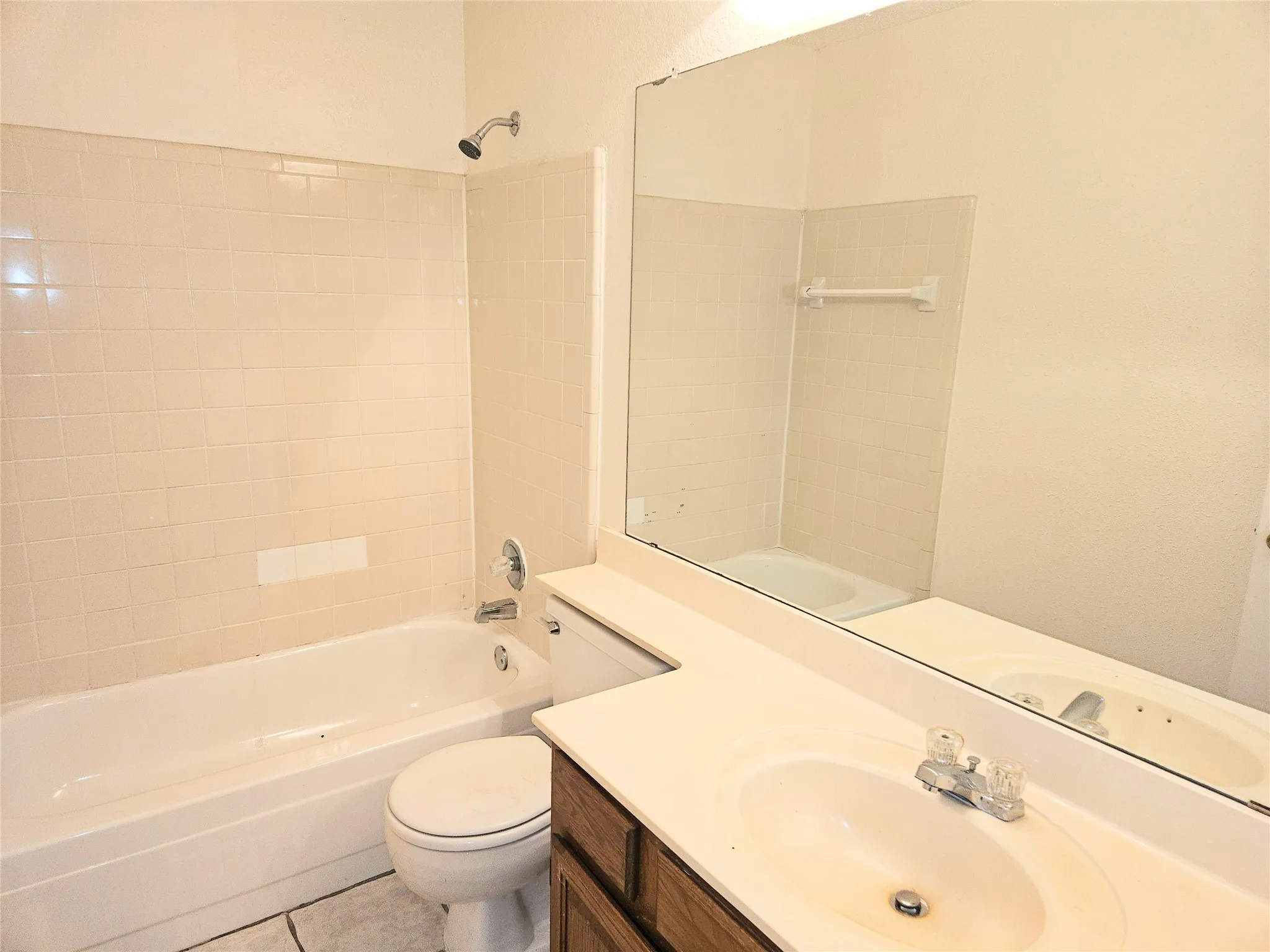 Single Family Residence For Rent in Tarrant County , 4730 Waxwing Drive, Arlington, Texas 76018, 3 Bedrooms, 3 Bathrooms, 2 Garage spaces, 1,649 Sqft, built in 1986, Price $2,195, mls#21263591, Real Estate Agent in Arlington, Homes For Rent in Tarrant county, Homes For Rent in Arlington, Realtor in Arlington Texas, Real Estate Brokerage Independent Realty Texas, Luminita Cordes Realtor