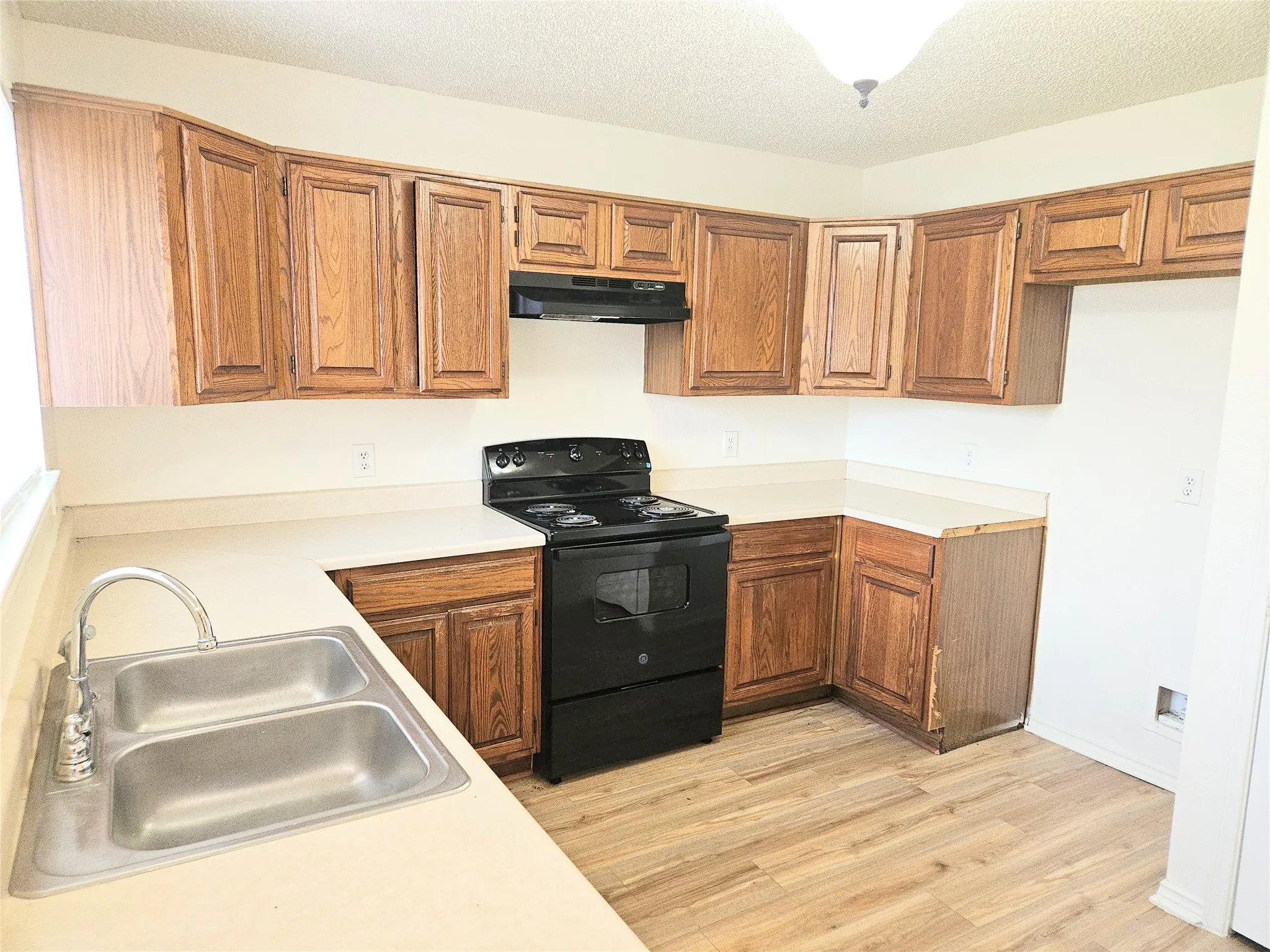 Single Family Residence For Rent in Tarrant County , 4730 Waxwing Drive, Arlington, Texas 76018, 3 Bedrooms, 3 Bathrooms, 2 Garage spaces, 1,649 Sqft, built in 1986, Price $2,195, mls#21263591, Real Estate Agent in Arlington, Homes For Rent in Tarrant county, Homes For Rent in Arlington, Realtor in Arlington Texas, Real Estate Brokerage Independent Realty Texas, Luminita Cordes Realtor