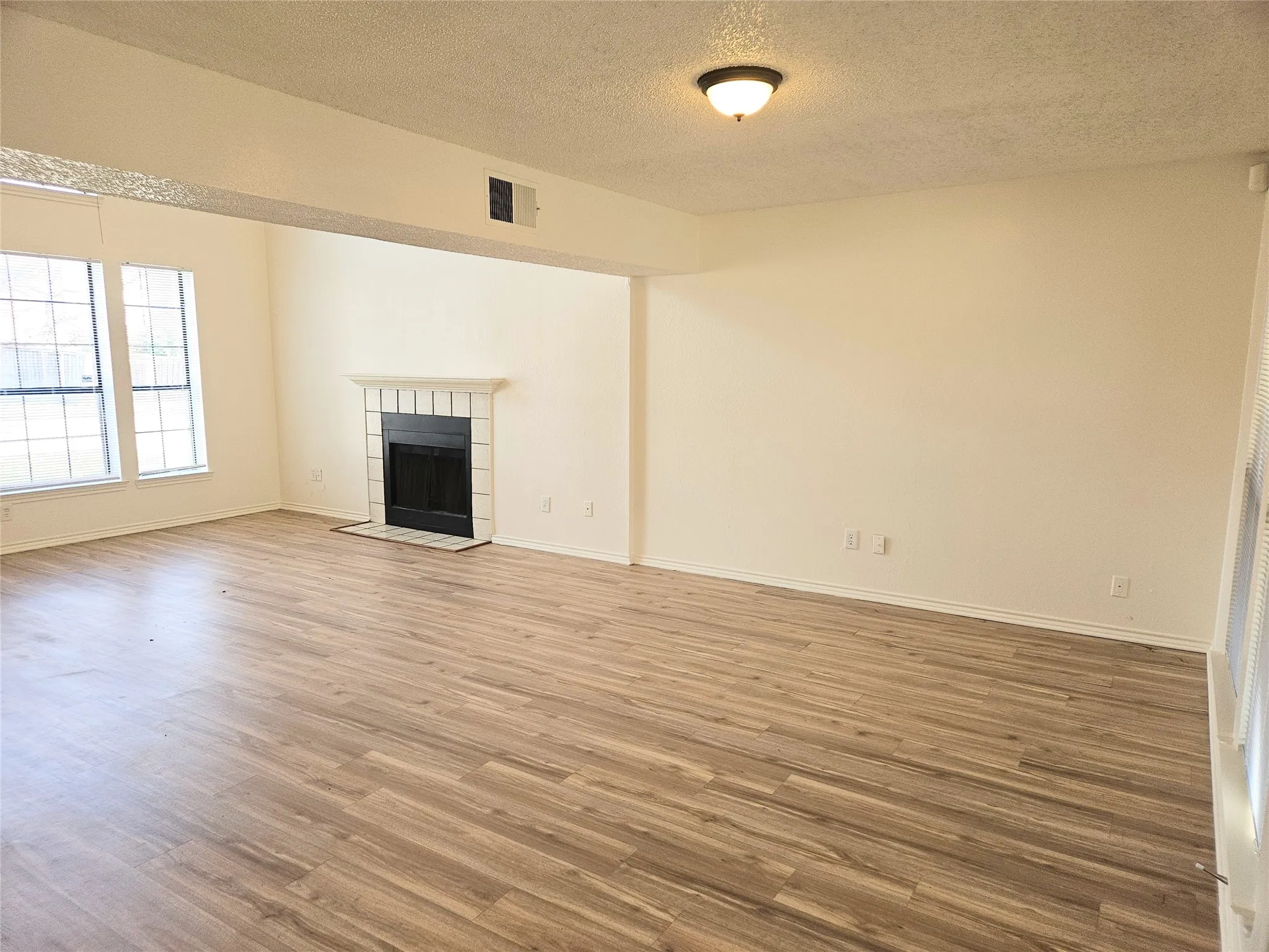 Single Family Residence For Rent in Tarrant County , 4730 Waxwing Drive, Arlington, Texas 76018, 3 Bedrooms, 3 Bathrooms, 2 Garage spaces, 1,649 Sqft, built in 1986, Price $2,195, mls#21263591, Real Estate Agent in Arlington, Homes For Rent in Tarrant county, Homes For Rent in Arlington, Realtor in Arlington Texas, Real Estate Brokerage Independent Realty Texas, Luminita Cordes Realtor