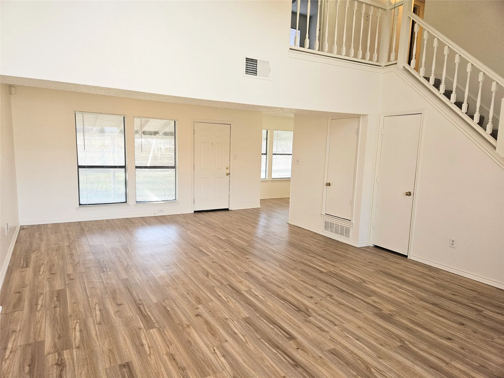 Single Family Residence For Rent in Tarrant County , 4730 Waxwing Drive, Arlington, Texas 76018, 3 Bedrooms, 3 Bathrooms, 2 Garage spaces, 1,649 Sqft, built in 1986, Price $2,195, mls#21263591, Real Estate Agent in Arlington, Homes For Rent in Tarrant county, Homes For Rent in Arlington, Realtor in Arlington Texas, Real Estate Brokerage Independent Realty Texas, Luminita Cordes Realtor