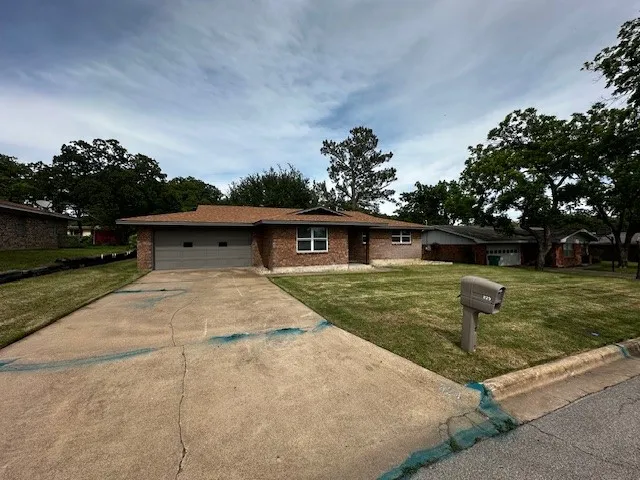 Single Family Residence For Rent in Erath County , 829 N Charlotte Avenue, Stephenville, Texas 76401, 3 Bedroom, 2 Bathroom, 2 Garage spaces, 1,516 Sqft, built in 1964, Price $2,450, mls#21263549, Real Estate Agent in Stephenville, Homes For Rent in Erath county, Homes For Rent in Stephenville, Realtor in Stephenville Texas, Real Estate Brokerage Independent Realty Texas, Luminita Cordes Realtor