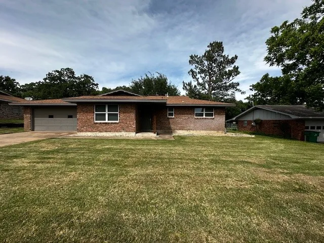 Single Family Residence For Rent in Erath County , 829 N Charlotte Avenue, Stephenville, Texas 76401, 3 Bedroom, 2 Bathroom, 2 Garage spaces, 1,516 Sqft, built in 1964, Price $2,450, mls#21263549, Real Estate Agent in Stephenville, Homes For Rent in Erath county, Homes For Rent in Stephenville, Realtor in Stephenville Texas, Real Estate Brokerage Independent Realty Texas, Luminita Cordes Realtor
