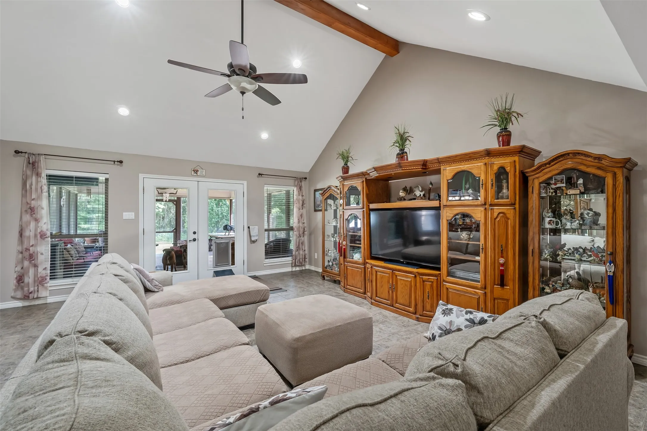 Single Family Residence For Sale in Smith County , 19135 Bynum, Flint, Texas 75762, 4 Bedrooms, 3 Bathrooms, 3 Garage spaces, 3,756 Sqft, built in 2006, Price $675,000, mls#21263579, Real Estate Agent in Flint, Homes For Sale in Smith county, Homes For Sale in Flint, Realtor in Flint Texas, Real Estate Brokerage Independent Realty Texas, Luminita Cordes Realtor