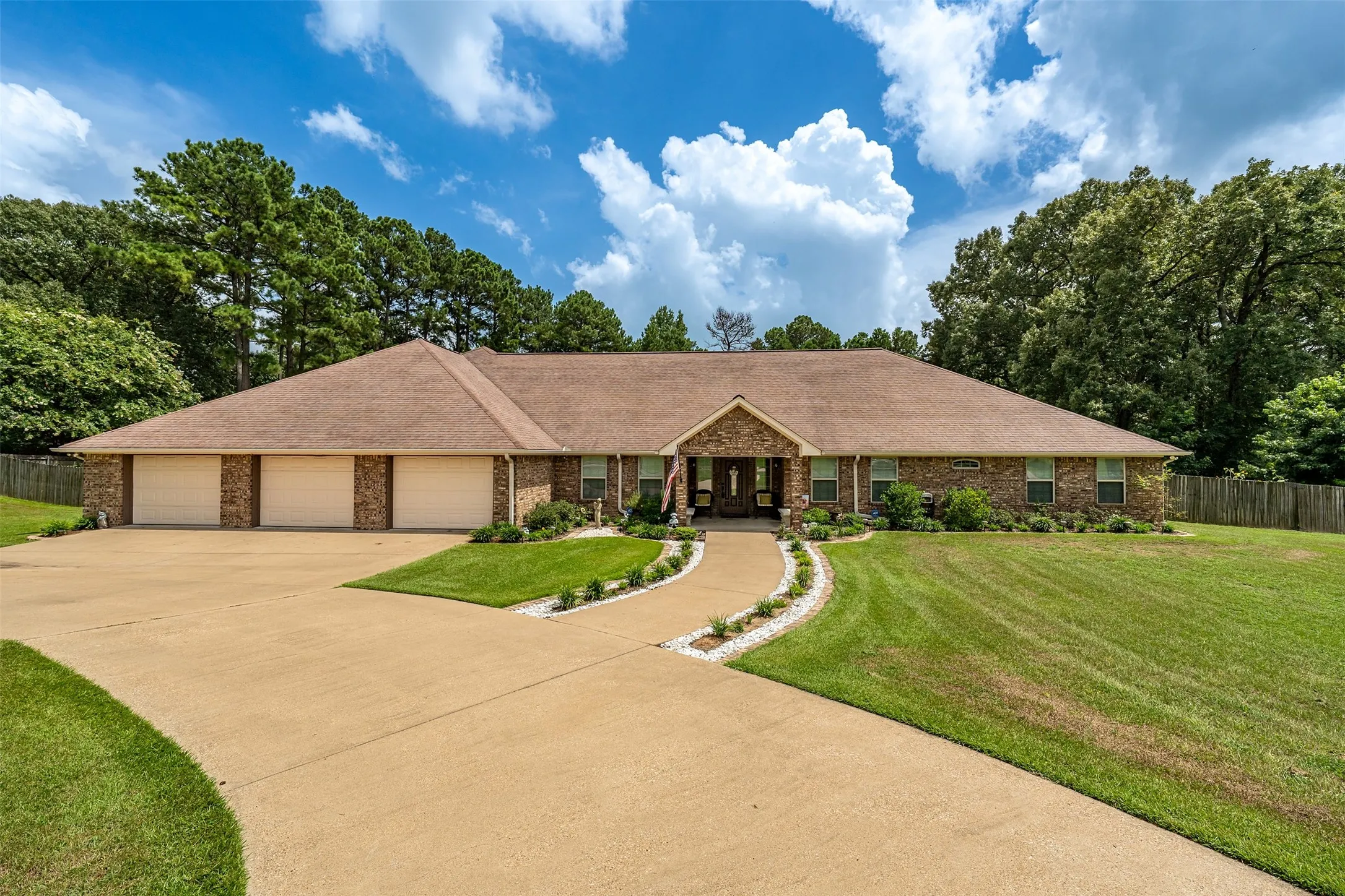 Single Family Residence For Sale in Smith County , 19135 Bynum, Flint, Texas 75762, 4 Bedrooms, 3 Bathrooms, 3 Garage spaces, 3,756 Sqft, built in 2006, Price $675,000, mls#21263579, Real Estate Agent in Flint, Homes For Sale in Smith county, Homes For Sale in Flint, Realtor in Flint Texas, Real Estate Brokerage Independent Realty Texas, Luminita Cordes Realtor