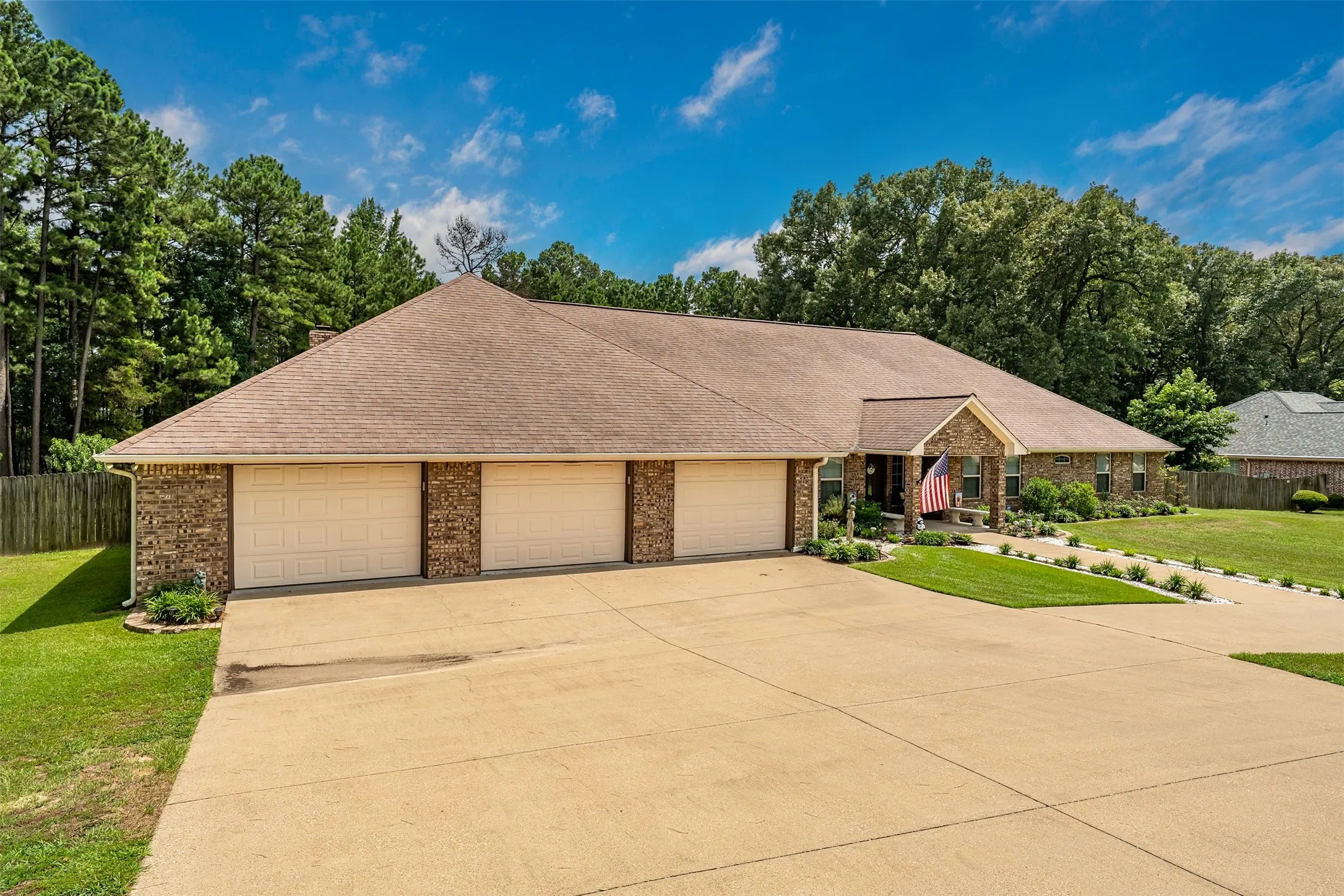 Single Family Residence For Sale in Smith County , 19135 Bynum, Flint, Texas 75762, 4 Bedrooms, 3 Bathrooms, 3 Garage spaces, 3,756 Sqft, built in 2006, Price $675,000, mls#21263579, Real Estate Agent in Flint, Homes For Sale in Smith county, Homes For Sale in Flint, Realtor in Flint Texas, Real Estate Brokerage Independent Realty Texas, Luminita Cordes Realtor