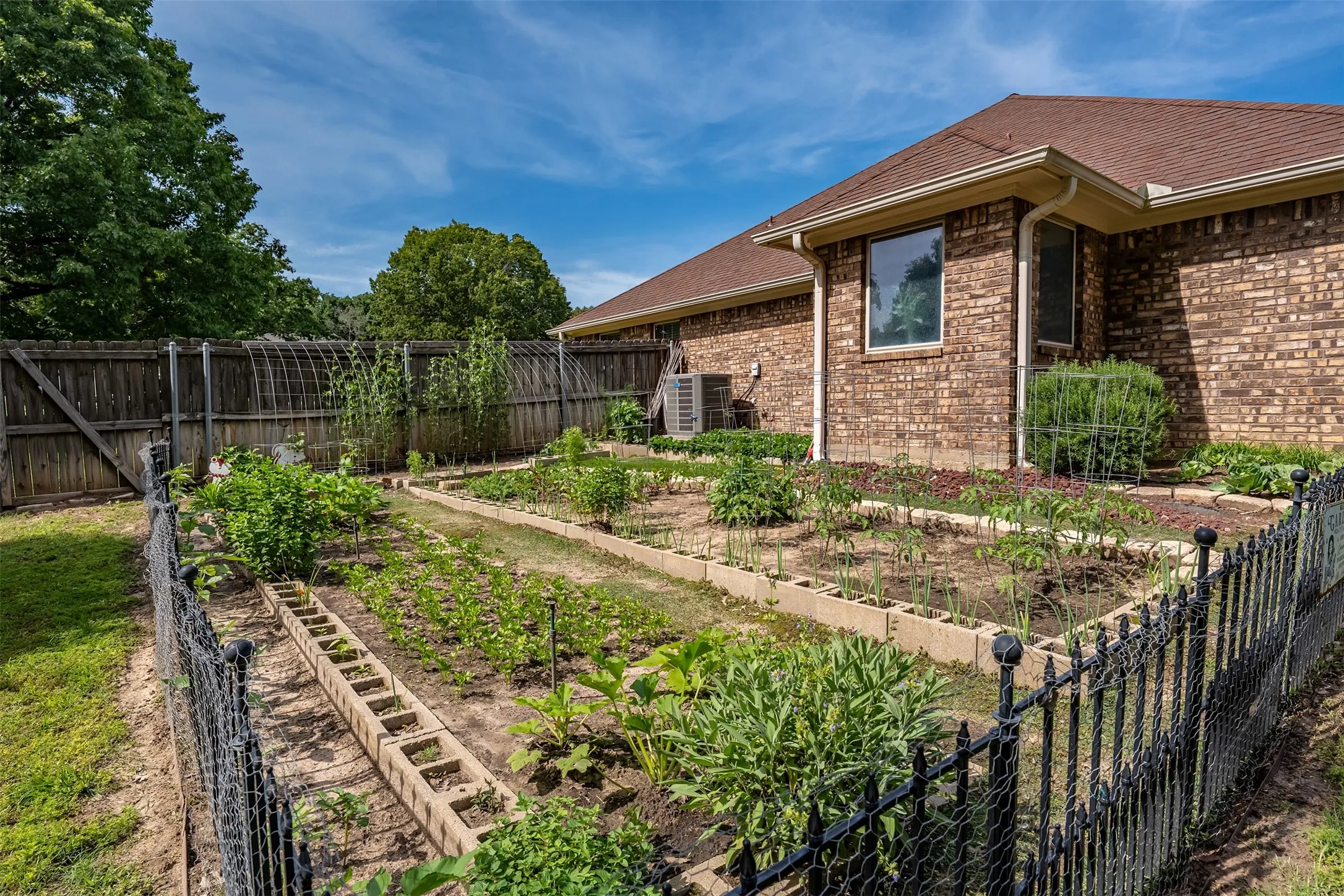 Single Family Residence For Sale in Smith County , 19135 Bynum, Flint, Texas 75762, 4 Bedrooms, 3 Bathrooms, 3 Garage spaces, 3,756 Sqft, built in 2006, Price $675,000, mls#21263579, Real Estate Agent in Flint, Homes For Sale in Smith county, Homes For Sale in Flint, Realtor in Flint Texas, Real Estate Brokerage Independent Realty Texas, Luminita Cordes Realtor