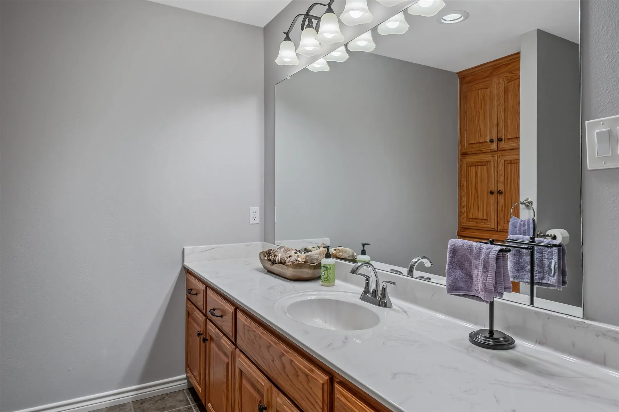 Single Family Residence For Sale in Smith County , 19135 Bynum, Flint, Texas 75762, 4 Bedrooms, 3 Bathrooms, 3 Garage spaces, 3,756 Sqft, built in 2006, Price $675,000, mls#21263579, Real Estate Agent in Flint, Homes For Sale in Smith county, Homes For Sale in Flint, Realtor in Flint Texas, Real Estate Brokerage Independent Realty Texas, Luminita Cordes Realtor