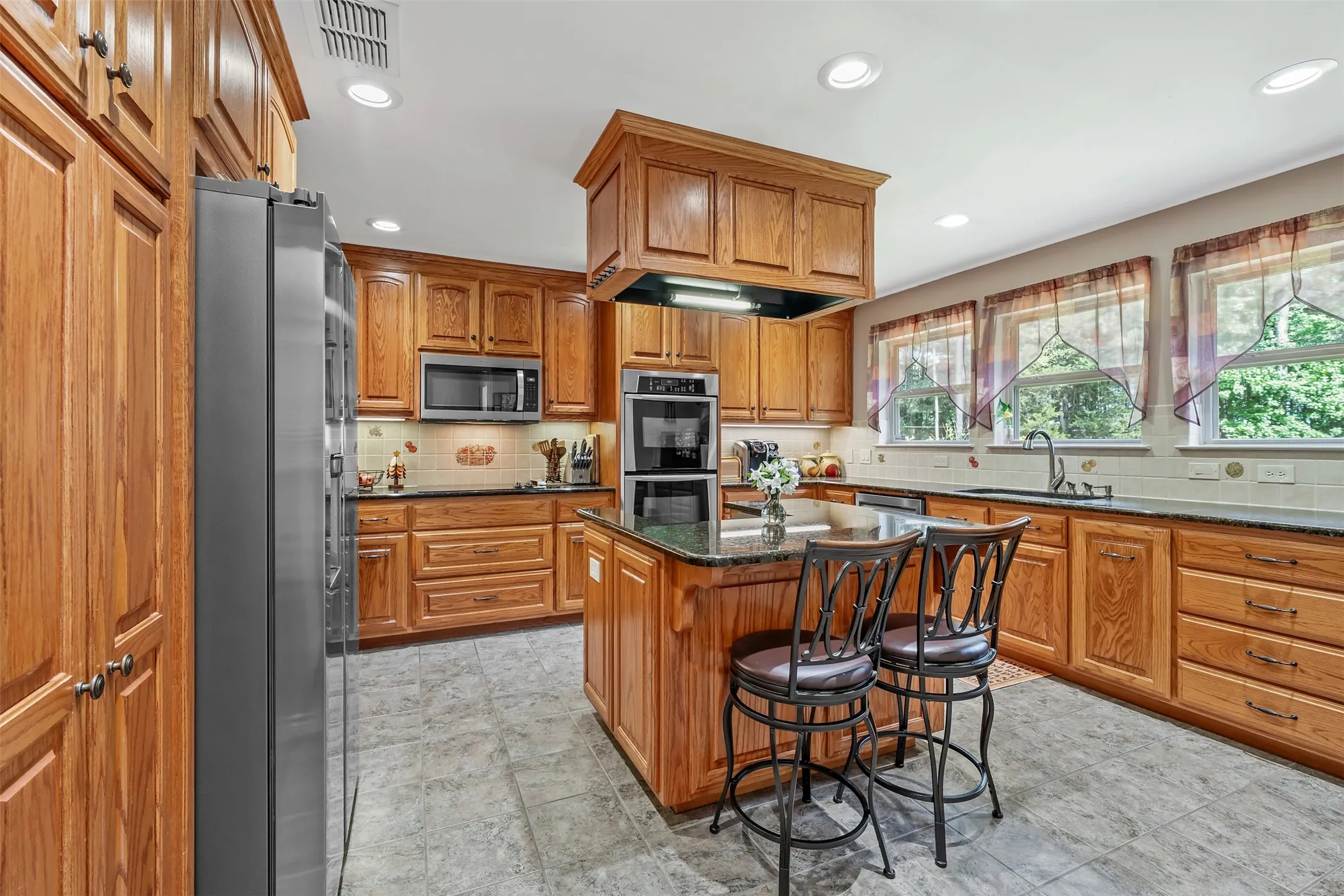 Single Family Residence For Sale in Smith County , 19135 Bynum, Flint, Texas 75762, 4 Bedrooms, 3 Bathrooms, 3 Garage spaces, 3,756 Sqft, built in 2006, Price $675,000, mls#21263579, Real Estate Agent in Flint, Homes For Sale in Smith county, Homes For Sale in Flint, Realtor in Flint Texas, Real Estate Brokerage Independent Realty Texas, Luminita Cordes Realtor