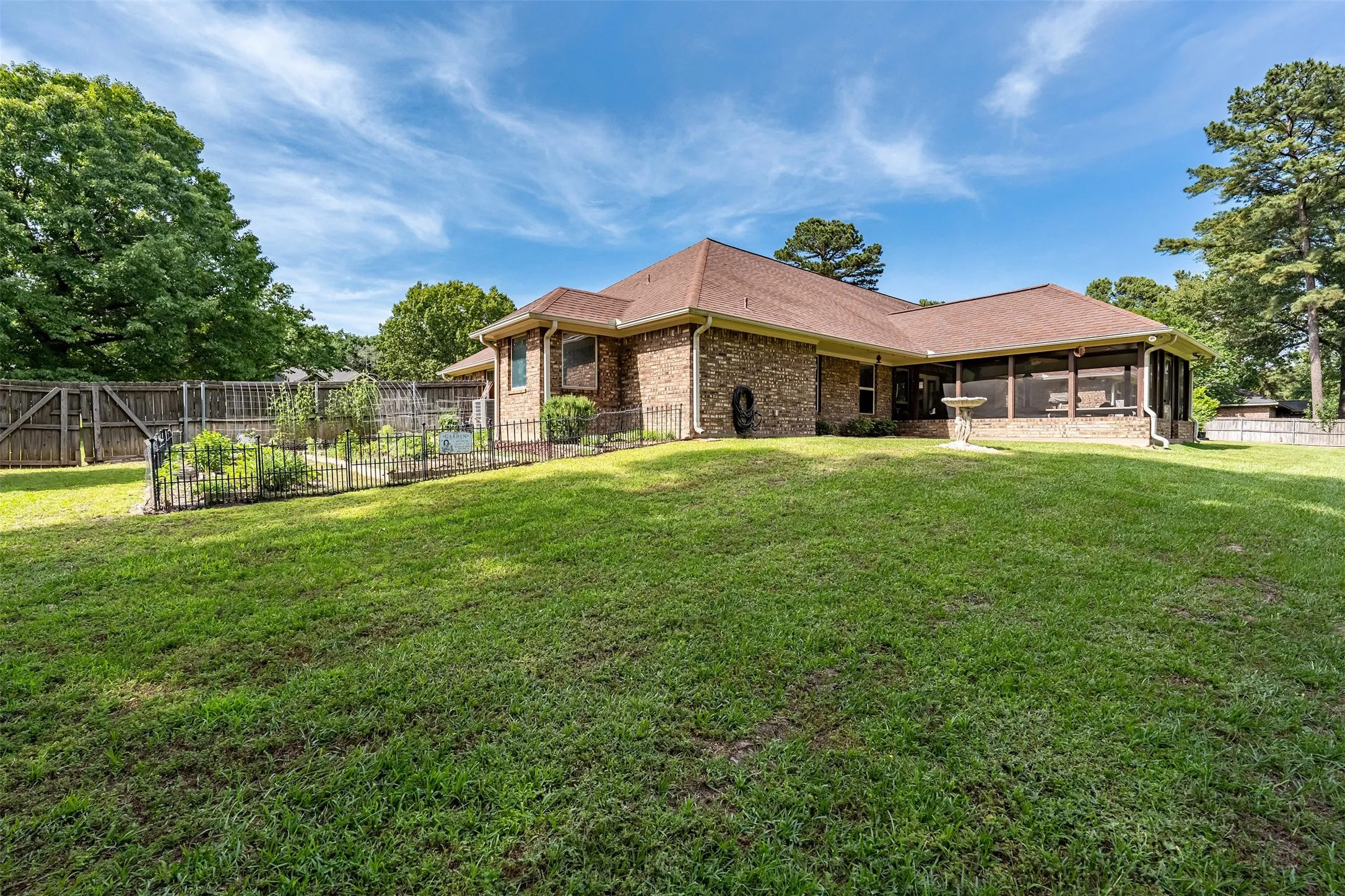 Single Family Residence For Sale in Smith County , 19135 Bynum, Flint, Texas 75762, 4 Bedrooms, 3 Bathrooms, 3 Garage spaces, 3,756 Sqft, built in 2006, Price $675,000, mls#21263579, Real Estate Agent in Flint, Homes For Sale in Smith county, Homes For Sale in Flint, Realtor in Flint Texas, Real Estate Brokerage Independent Realty Texas, Luminita Cordes Realtor