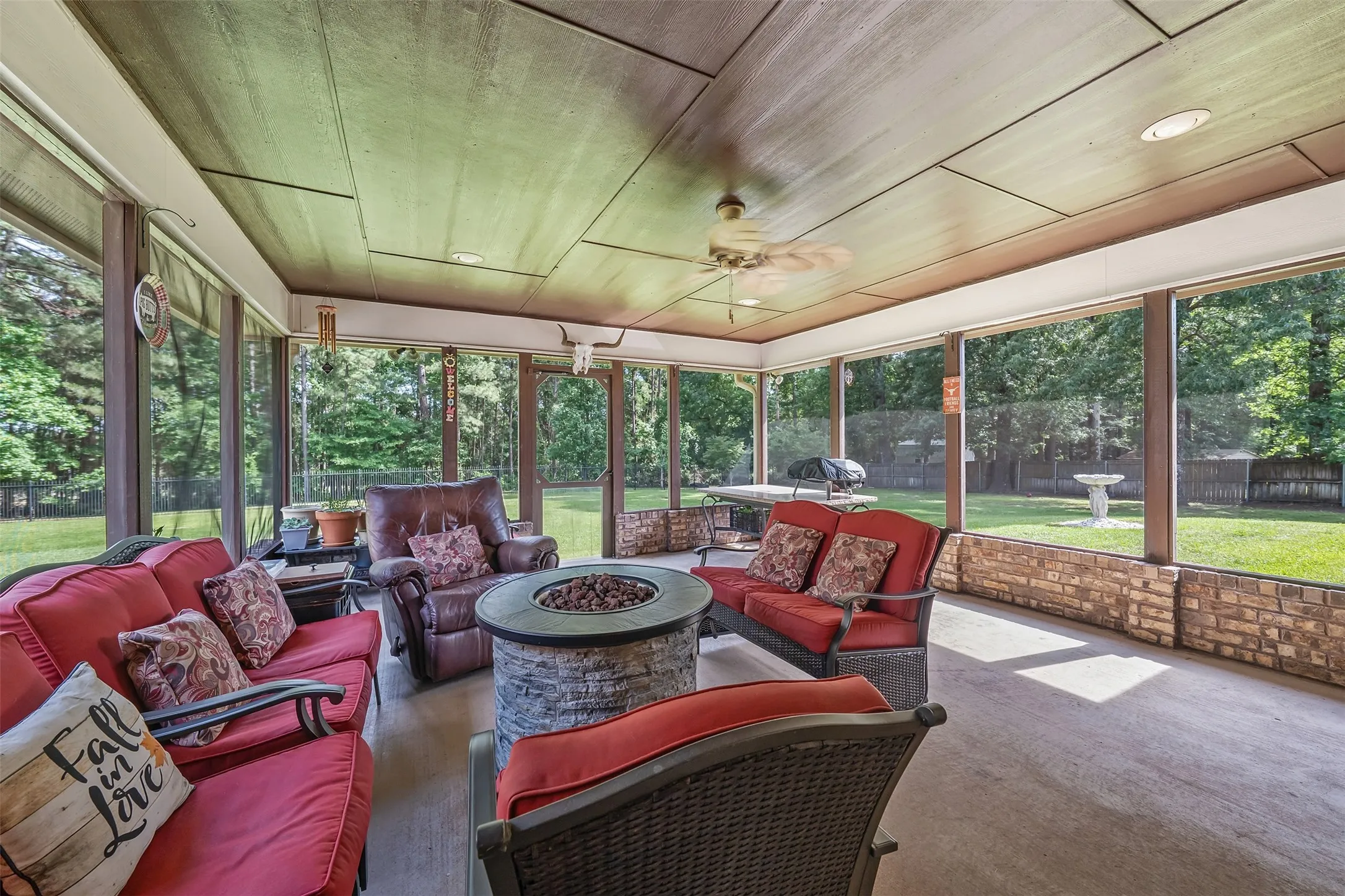 Single Family Residence For Sale in Smith County , 19135 Bynum, Flint, Texas 75762, 4 Bedrooms, 3 Bathrooms, 3 Garage spaces, 3,756 Sqft, built in 2006, Price $675,000, mls#21263579, Real Estate Agent in Flint, Homes For Sale in Smith county, Homes For Sale in Flint, Realtor in Flint Texas, Real Estate Brokerage Independent Realty Texas, Luminita Cordes Realtor