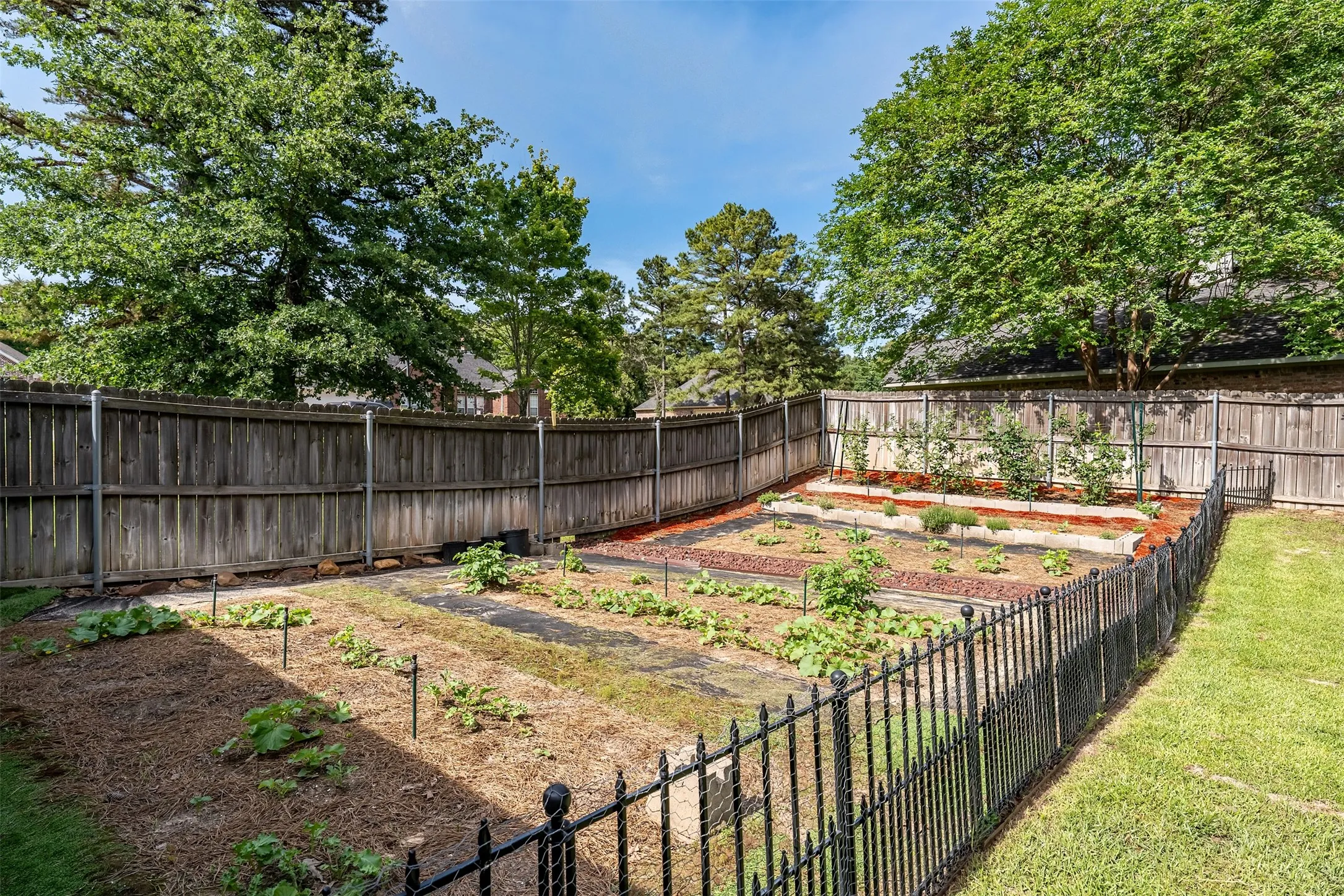 Single Family Residence For Sale in Smith County , 19135 Bynum, Flint, Texas 75762, 4 Bedrooms, 3 Bathrooms, 3 Garage spaces, 3,756 Sqft, built in 2006, Price $675,000, mls#21263579, Real Estate Agent in Flint, Homes For Sale in Smith county, Homes For Sale in Flint, Realtor in Flint Texas, Real Estate Brokerage Independent Realty Texas, Luminita Cordes Realtor
