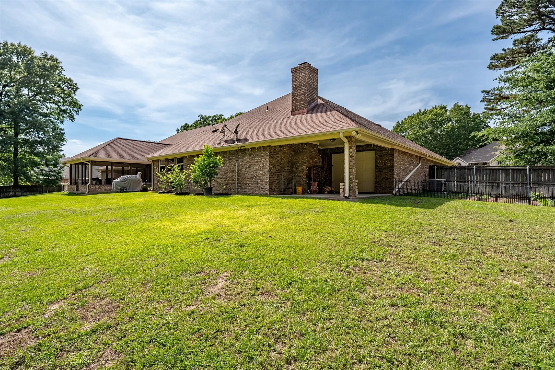 Single Family Residence For Sale in Smith County , 19135 Bynum, Flint, Texas 75762, 4 Bedrooms, 3 Bathrooms, 3 Garage spaces, 3,756 Sqft, built in 2006, Price $675,000, mls#21263579, Real Estate Agent in Flint, Homes For Sale in Smith county, Homes For Sale in Flint, Realtor in Flint Texas, Real Estate Brokerage Independent Realty Texas, Luminita Cordes Realtor