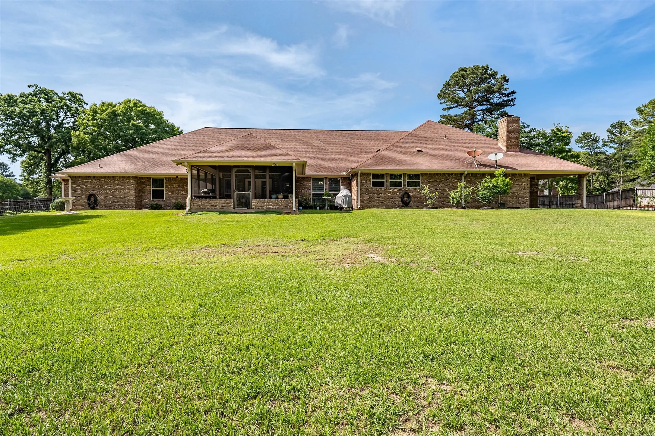 Single Family Residence For Sale in Smith County , 19135 Bynum, Flint, Texas 75762, 4 Bedrooms, 3 Bathrooms, 3 Garage spaces, 3,756 Sqft, built in 2006, Price $675,000, mls#21263579, Real Estate Agent in Flint, Homes For Sale in Smith county, Homes For Sale in Flint, Realtor in Flint Texas, Real Estate Brokerage Independent Realty Texas, Luminita Cordes Realtor