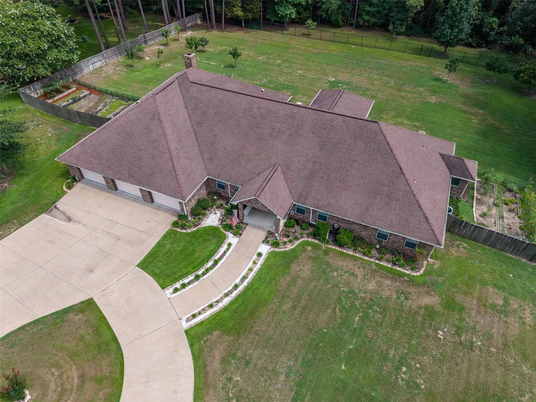 Single Family Residence For Sale in Smith County , 19135 Bynum, Flint, Texas 75762, 4 Bedrooms, 3 Bathrooms, 3 Garage spaces, 3,756 Sqft, built in 2006, Price $675,000, mls#21263579, Real Estate Agent in Flint, Homes For Sale in Smith county, Homes For Sale in Flint, Realtor in Flint Texas, Real Estate Brokerage Independent Realty Texas, Luminita Cordes Realtor