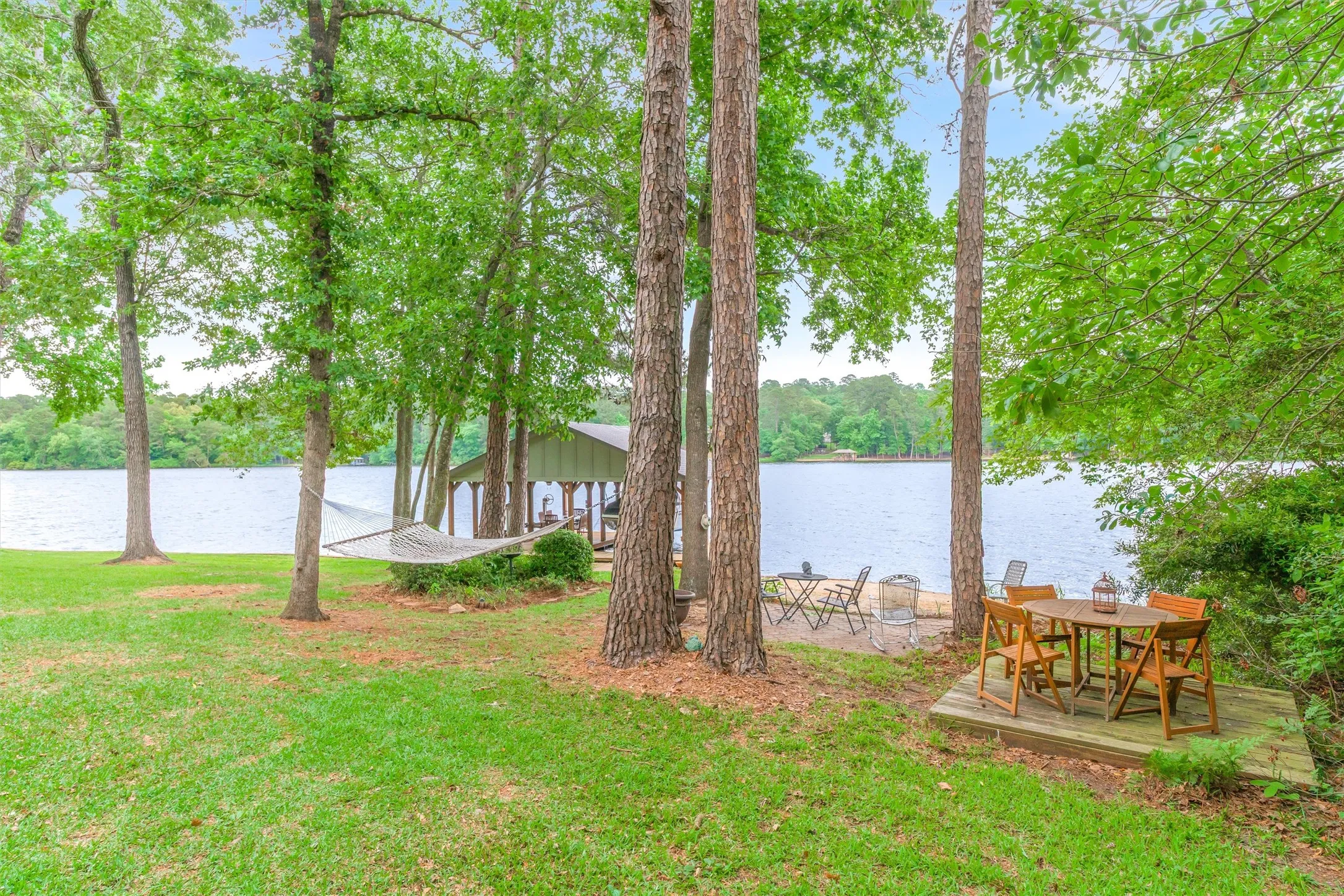 Single Family Residence For Sale in Wood County , 116 Pinewood Cove, Holly Lake Ranch, Texas 75765, 3 Bedroom, 3 Bathroom, 2 Garage spaces, 2,830 Sqft, built in 1993, mls#21263182, Real Estate Agent in Holly Lake Ranch, Homes For Sale in Wood county, Homes For Sale in Holly Lake Ranch, Realtor in Holly Lake Ranch Texas, Real Estate Brokerage Independent Realty Texas, Luminita Cordes Realtor