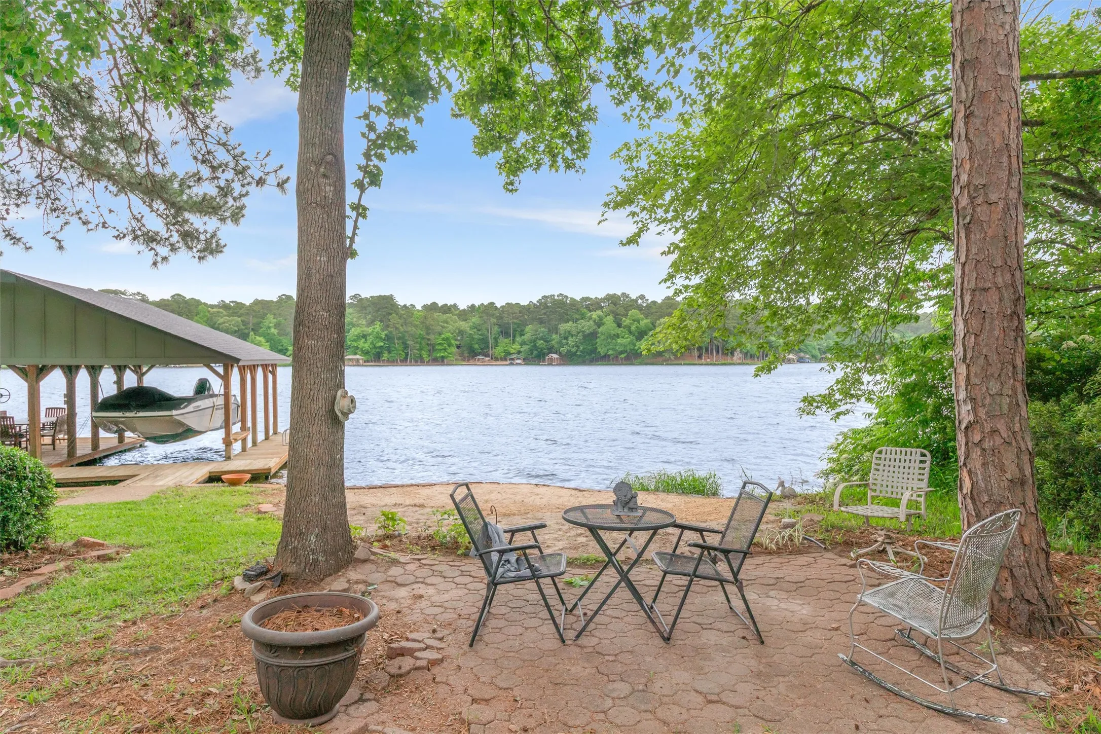 Single Family Residence For Sale in Wood County , 116 Pinewood Cove, Holly Lake Ranch, Texas 75765, 3 Bedroom, 3 Bathroom, 2 Garage spaces, 2,830 Sqft, built in 1993, mls#21263182, Real Estate Agent in Holly Lake Ranch, Homes For Sale in Wood county, Homes For Sale in Holly Lake Ranch, Realtor in Holly Lake Ranch Texas, Real Estate Brokerage Independent Realty Texas, Luminita Cordes Realtor