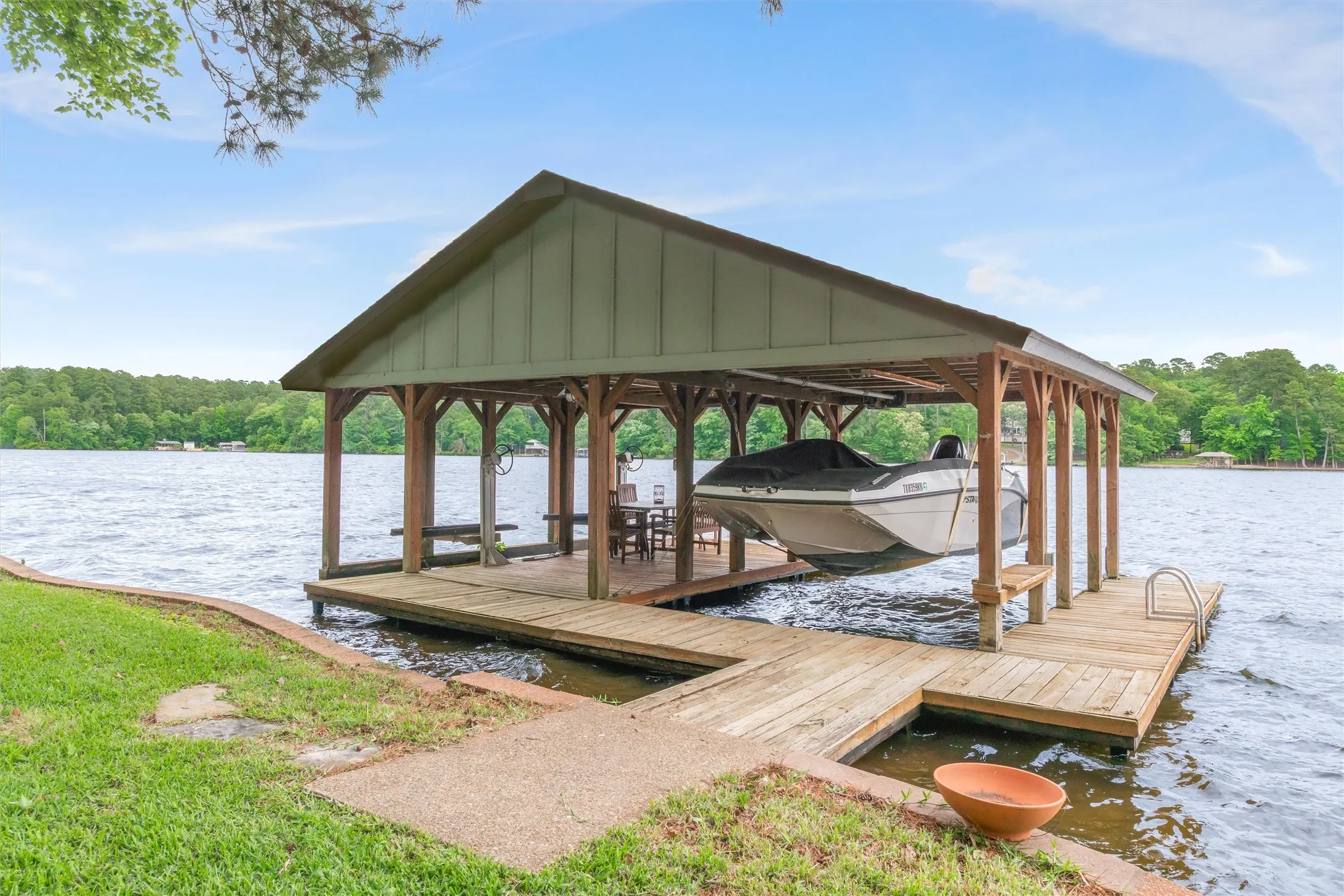 Single Family Residence For Sale in Wood County , 116 Pinewood Cove, Holly Lake Ranch, Texas 75765, 3 Bedroom, 3 Bathroom, 2 Garage spaces, 2,830 Sqft, built in 1993, mls#21263182, Real Estate Agent in Holly Lake Ranch, Homes For Sale in Wood county, Homes For Sale in Holly Lake Ranch, Realtor in Holly Lake Ranch Texas, Real Estate Brokerage Independent Realty Texas, Luminita Cordes Realtor