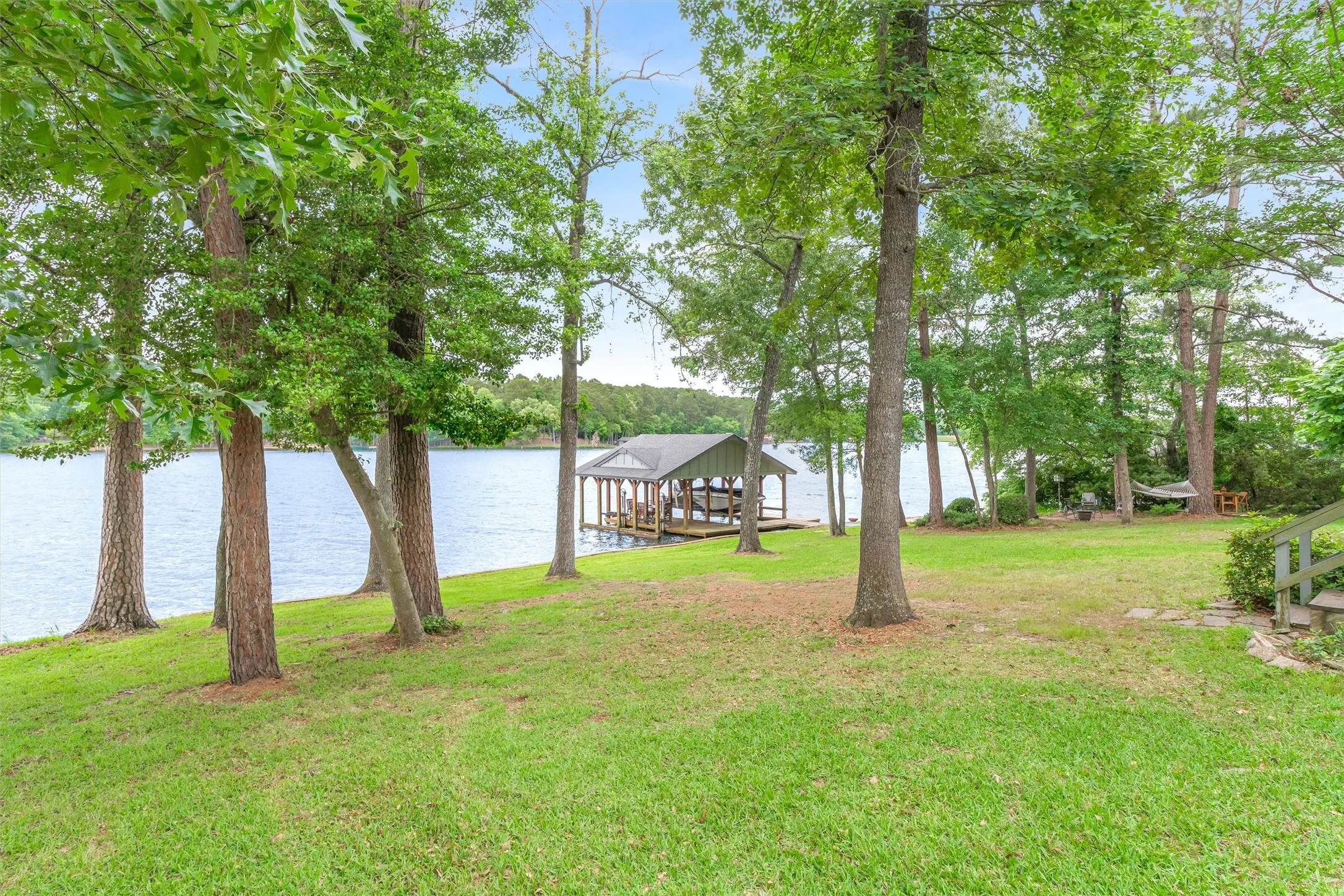 Single Family Residence For Sale in Wood County , 116 Pinewood Cove, Holly Lake Ranch, Texas 75765, 3 Bedroom, 3 Bathroom, 2 Garage spaces, 2,830 Sqft, built in 1993, mls#21263182, Real Estate Agent in Holly Lake Ranch, Homes For Sale in Wood county, Homes For Sale in Holly Lake Ranch, Realtor in Holly Lake Ranch Texas, Real Estate Brokerage Independent Realty Texas, Luminita Cordes Realtor