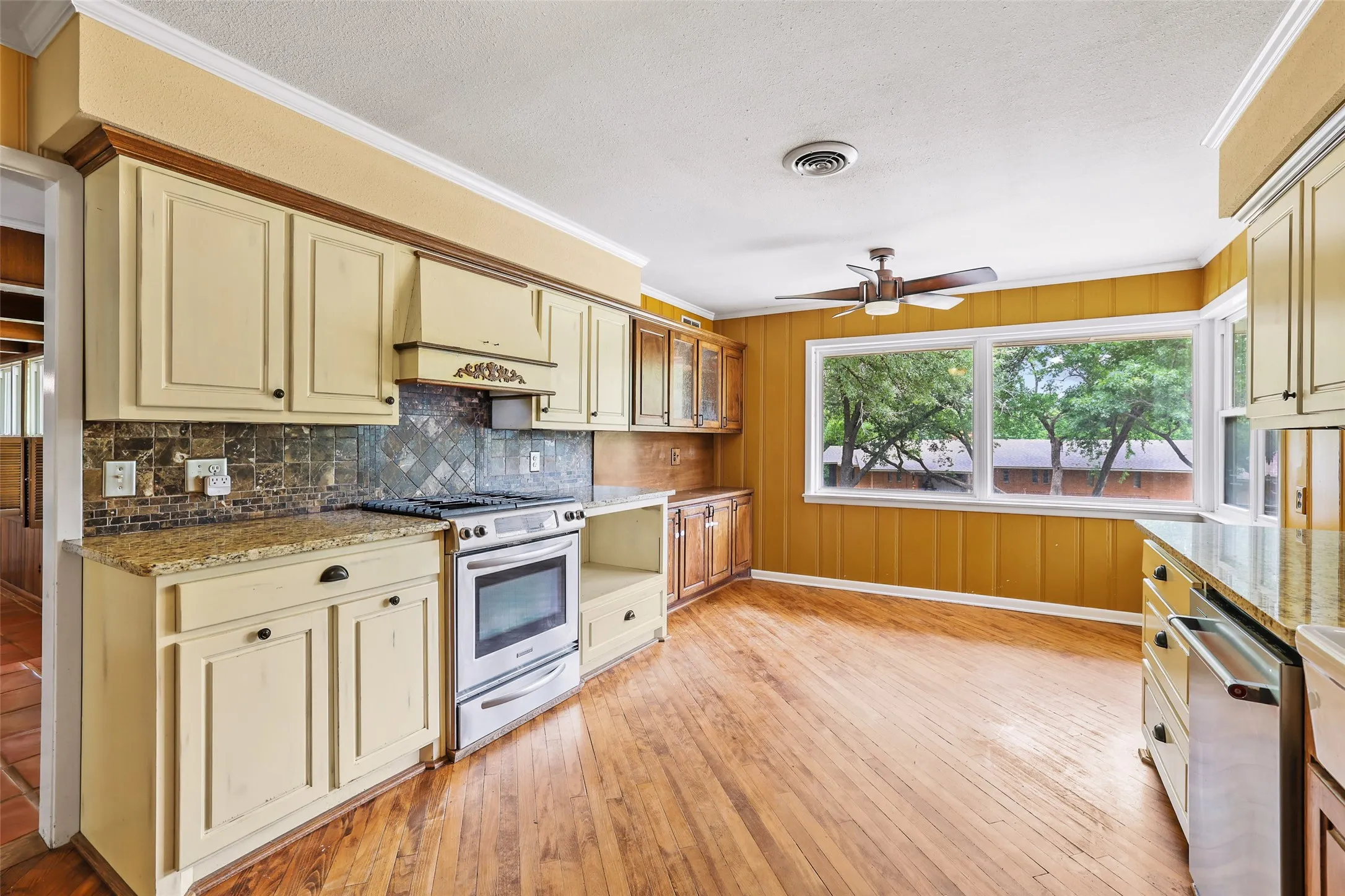 Large picture windows in kitchen flood room with light