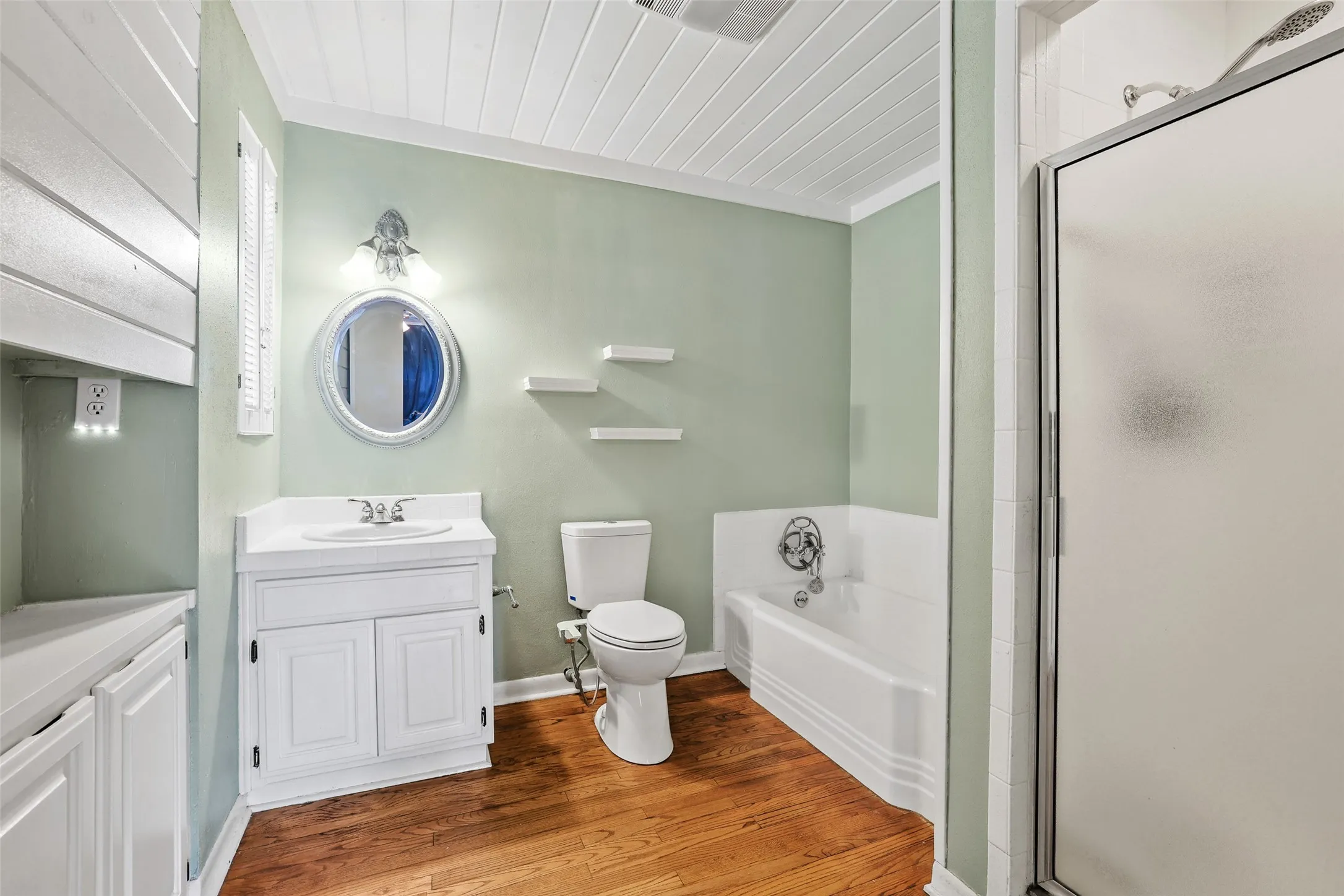 Primary bathroom with vintage​​‌​​​​‌​​‌‌​‌‌​​​‌‌​‌​‌​‌​​​‌​​ tub