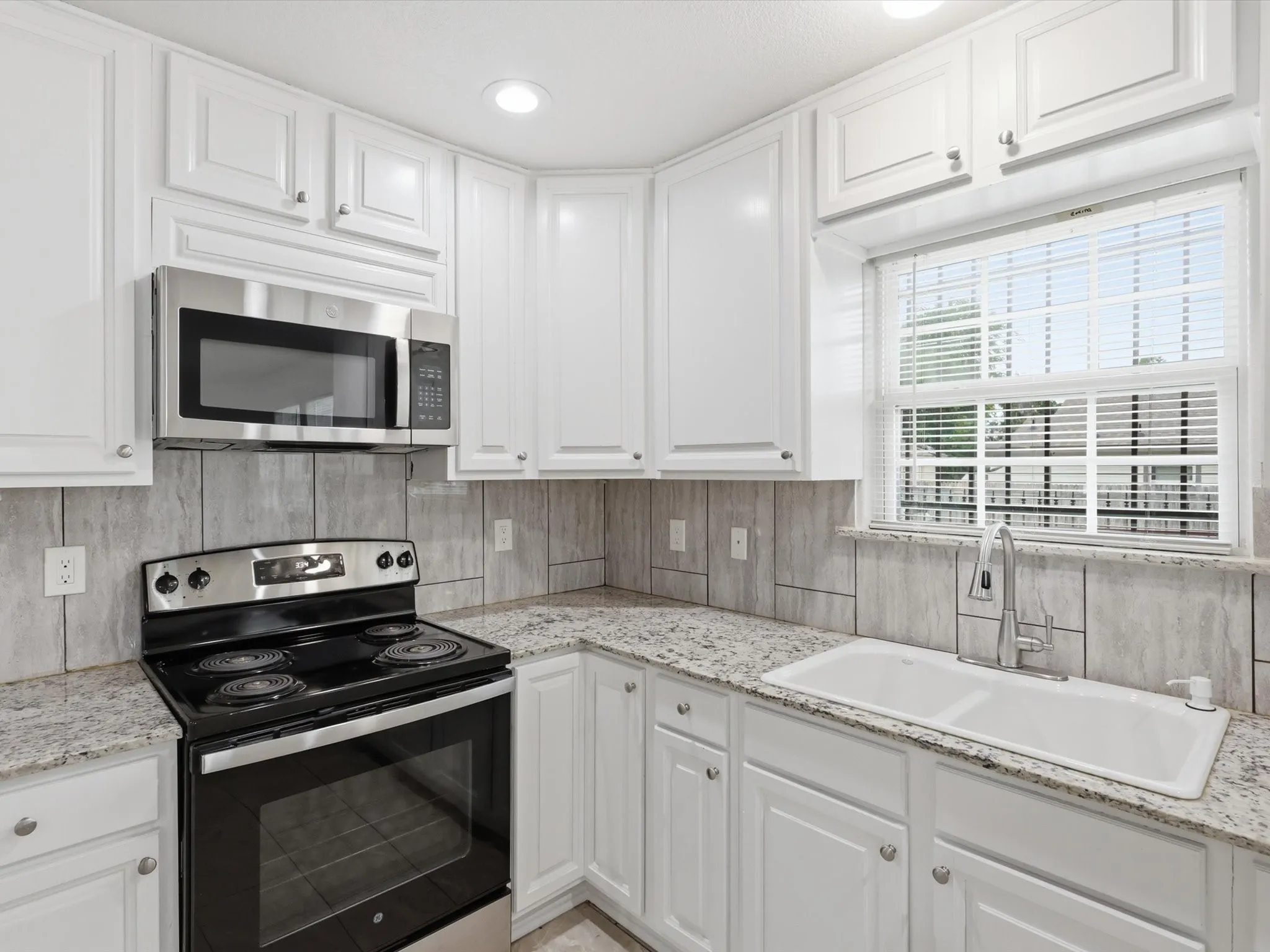 Single Family Residence For Sale in Tarrant County , 1400 Stewart Street, Fort Worth, Texas 76104, 3 Bedroom, 2 Bathroom, 2 Garage spaces, 1,118 Sqft, built in 2020, mls#21255434, Real Estate Agent in Fort Worth, Homes For Sale in Tarrant county, Homes For Sale in Fort Worth, Realtor in Fort Worth Texas, Real Estate Brokerage Independent Realty Texas, Luminita Cordes Realtor