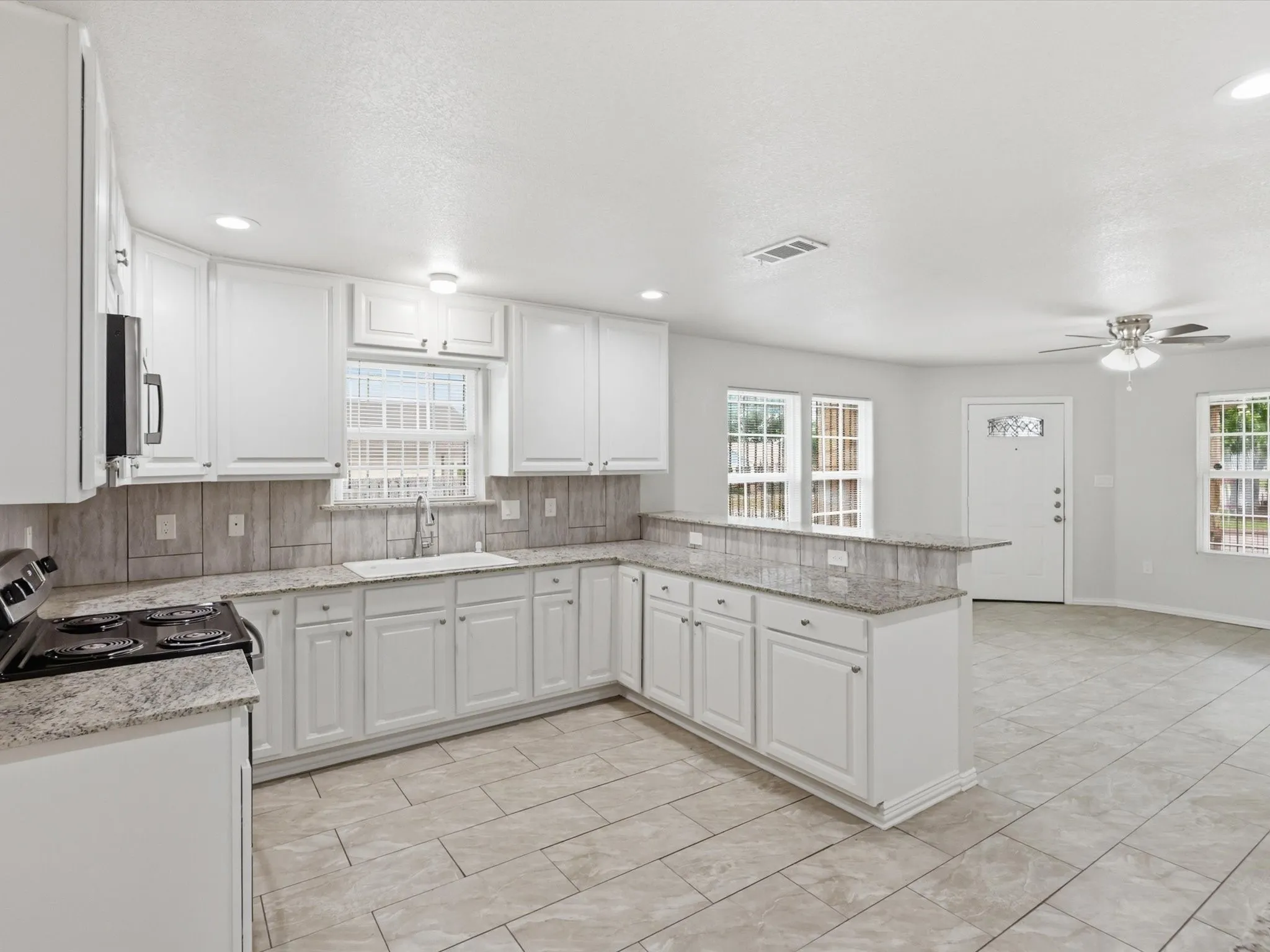Single Family Residence For Sale in Tarrant County , 1400 Stewart Street, Fort Worth, Texas 76104, 3 Bedroom, 2 Bathroom, 2 Garage spaces, 1,118 Sqft, built in 2020, mls#21255434, Real Estate Agent in Fort Worth, Homes For Sale in Tarrant county, Homes For Sale in Fort Worth, Realtor in Fort Worth Texas, Real Estate Brokerage Independent Realty Texas, Luminita Cordes Realtor