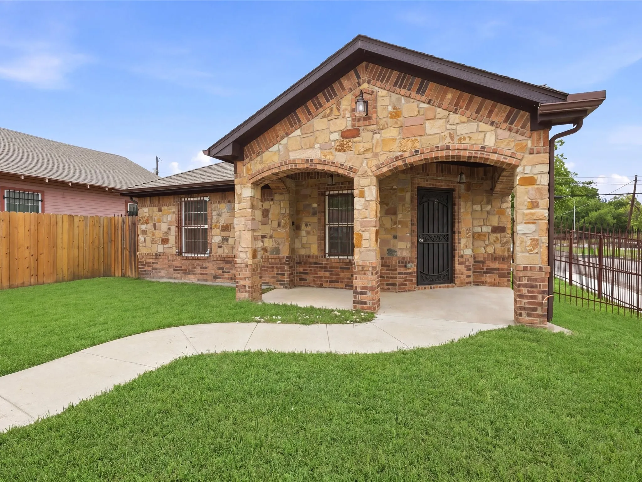 Single Family Residence For Sale in Tarrant County , 1400 Stewart Street, Fort Worth, Texas 76104, 3 Bedroom, 2 Bathroom, 2 Garage spaces, 1,118 Sqft, built in 2020, mls#21255434, Real Estate Agent in Fort Worth, Homes For Sale in Tarrant county, Homes For Sale in Fort Worth, Realtor in Fort Worth Texas, Real Estate Brokerage Independent Realty Texas, Luminita Cordes Realtor